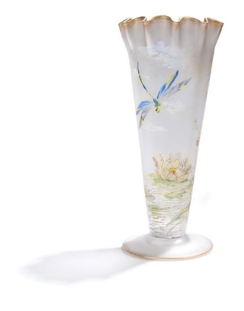 Travail ART NOUVEAU
Vase cornet, à col festonné et doré, en verre satiné.  Décor émaillé d'une libellule survolant un marais.  Hauteur : 30 cm