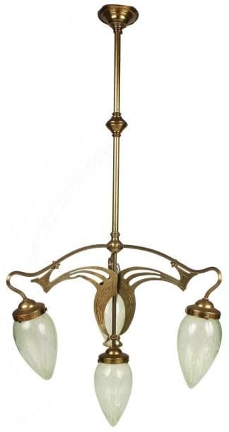 Travail JUGENDSTIL
Lustre à quatre lumières réalisé en bronze et laiton à décor de plaques aux motifs sinueux en découpe.  Complet de ses quatre tulipes d'origine en verre anisé au décor opalescent de motifs floraux.  Vers 1900.  Hauteur : 114 cm