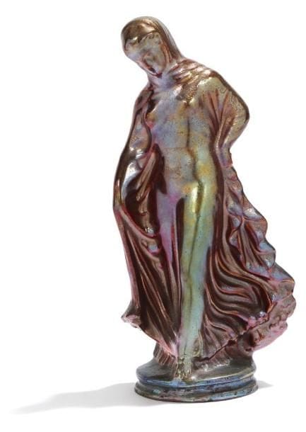 Delphin MASSIER (1938-1907)
Femme à l'antique. Statuette en céramique irisée or, vert et pourpre.  Signée Delphin MASSIER sur l'arrière.  Hauteur : 18 cm
