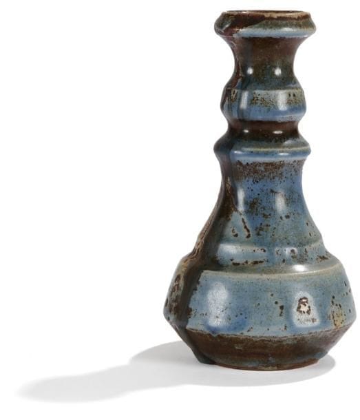 Georges HOENTSCHEL (1855-1915)
Vase piriforme tourné.  Épreuve en grés émaillé bleu à décor d'une large coulure grise en chute du col.  Un infime cheveu au col.  Signé du cachet monogramme sous la base. . Hauteur : 15,5 cm