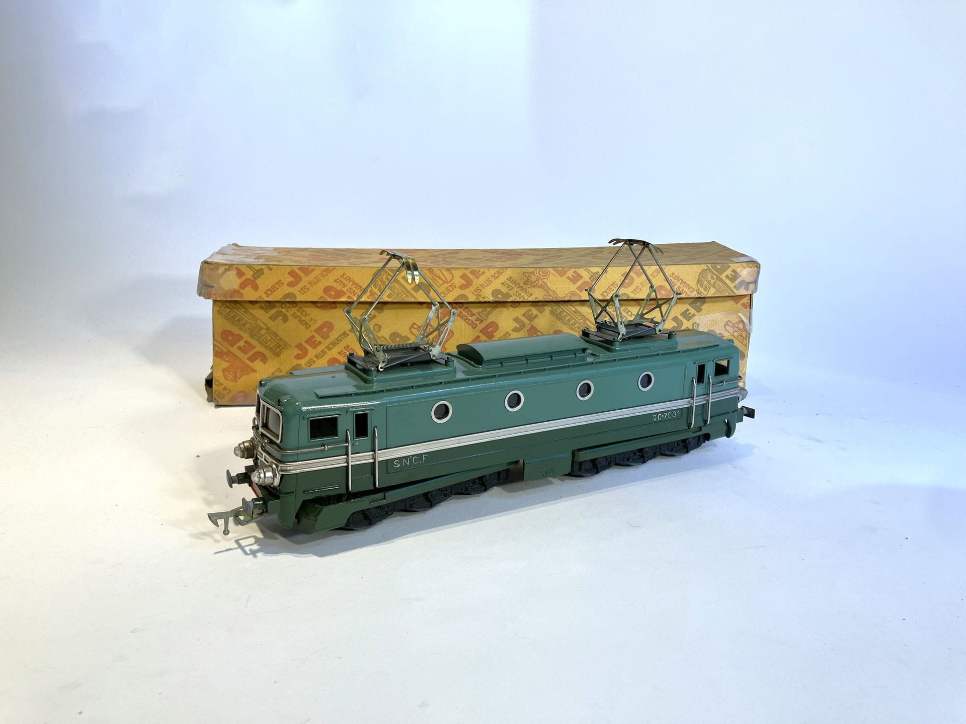 JEP
Motrice électrique CC 7001, moteur AP 5, série 60, laquée vert.