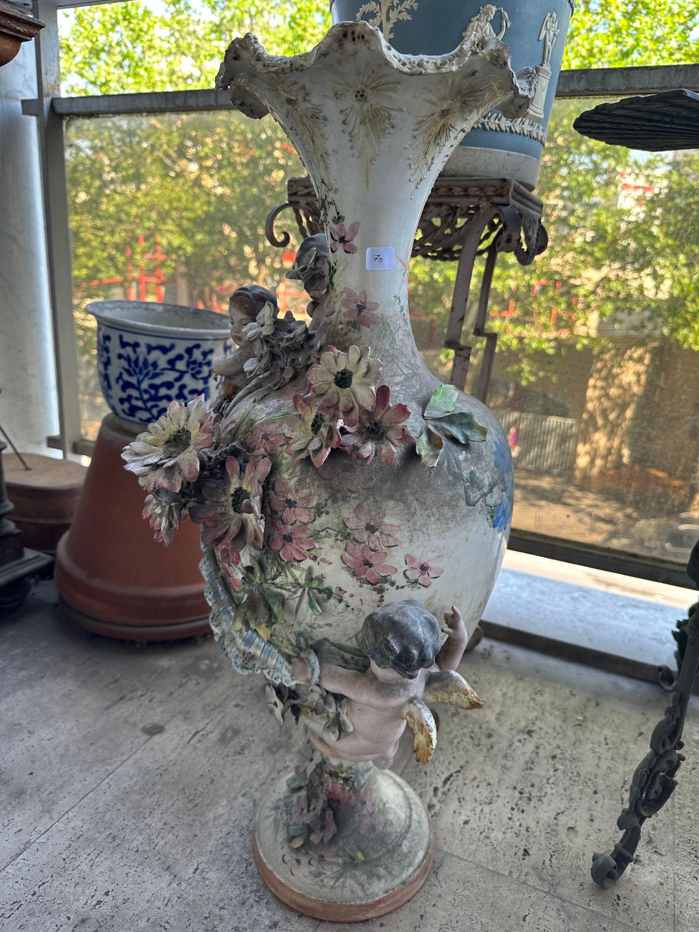 Set of 4 porcelain pieces: 
- Large porcelain vase decorated with putti and flowers, 
- 2 vases with painted figures and flowers in frames, 