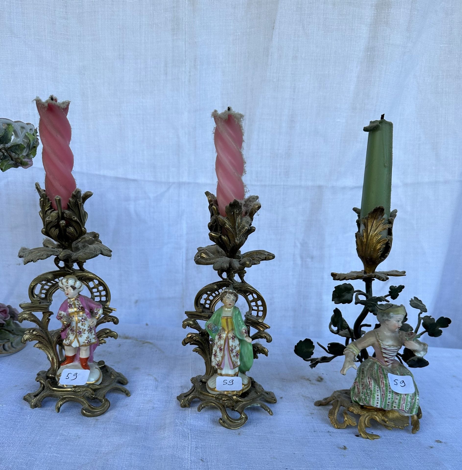 Lot of 5 shaped porcelain pieces:
- 3 candlesticks with figures, gilt bronze mounts. Rocaille style. 20th century
- A group of 5 figures, gilt bronze mount. 20th century.
- A fruit bowl held by a putto.