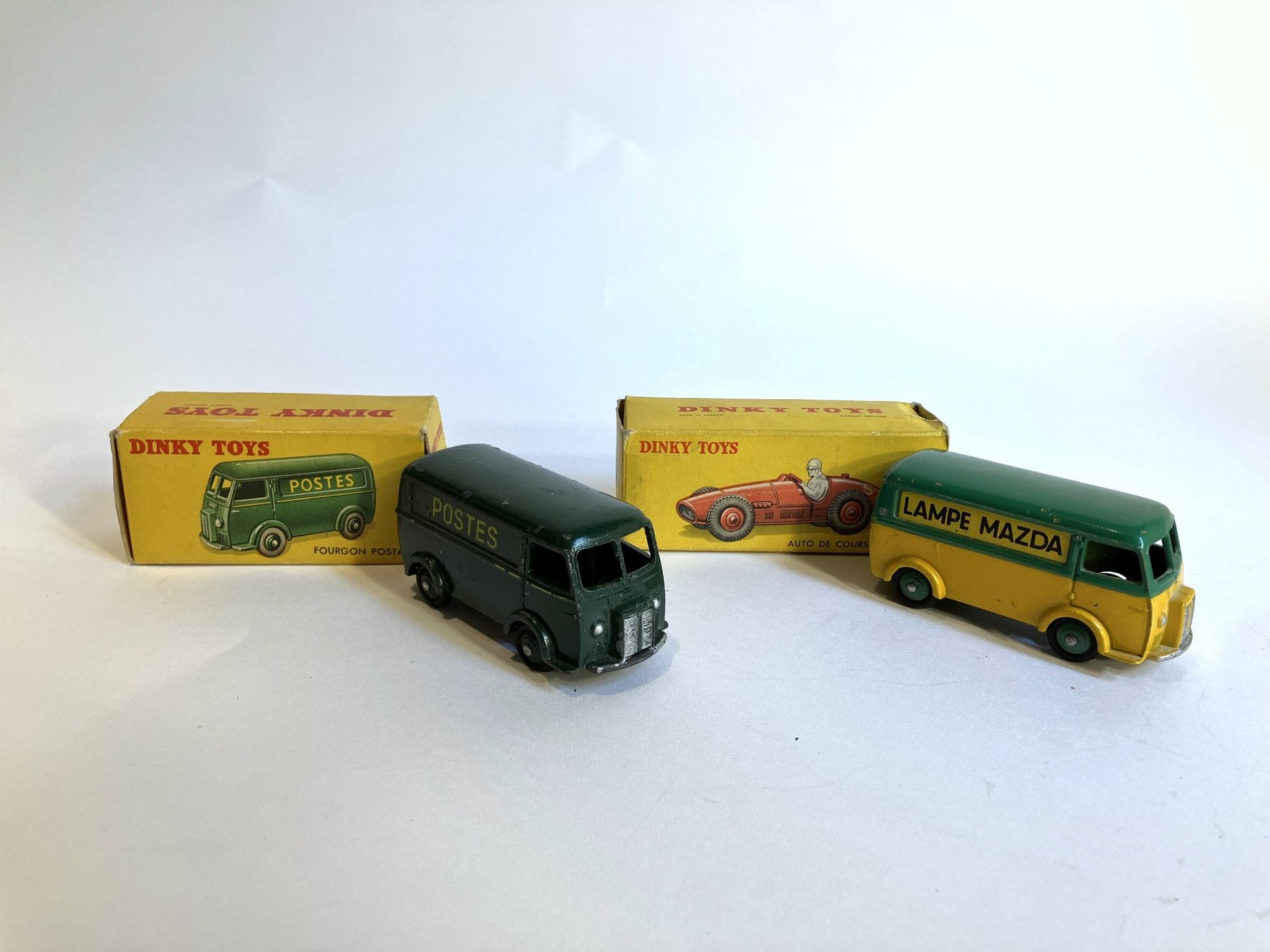 DINKY TOYS - Lot de 3 véhicules :
- Peugeot D.3.A Lampe Mazda, jaune et vert, ref. 25B. (Bon état).
- Fourgon postal, vert, ref. 25 BV, boîte. (Sauts à l'émail).
- Ferrari, voiture de course, ref. 23J.