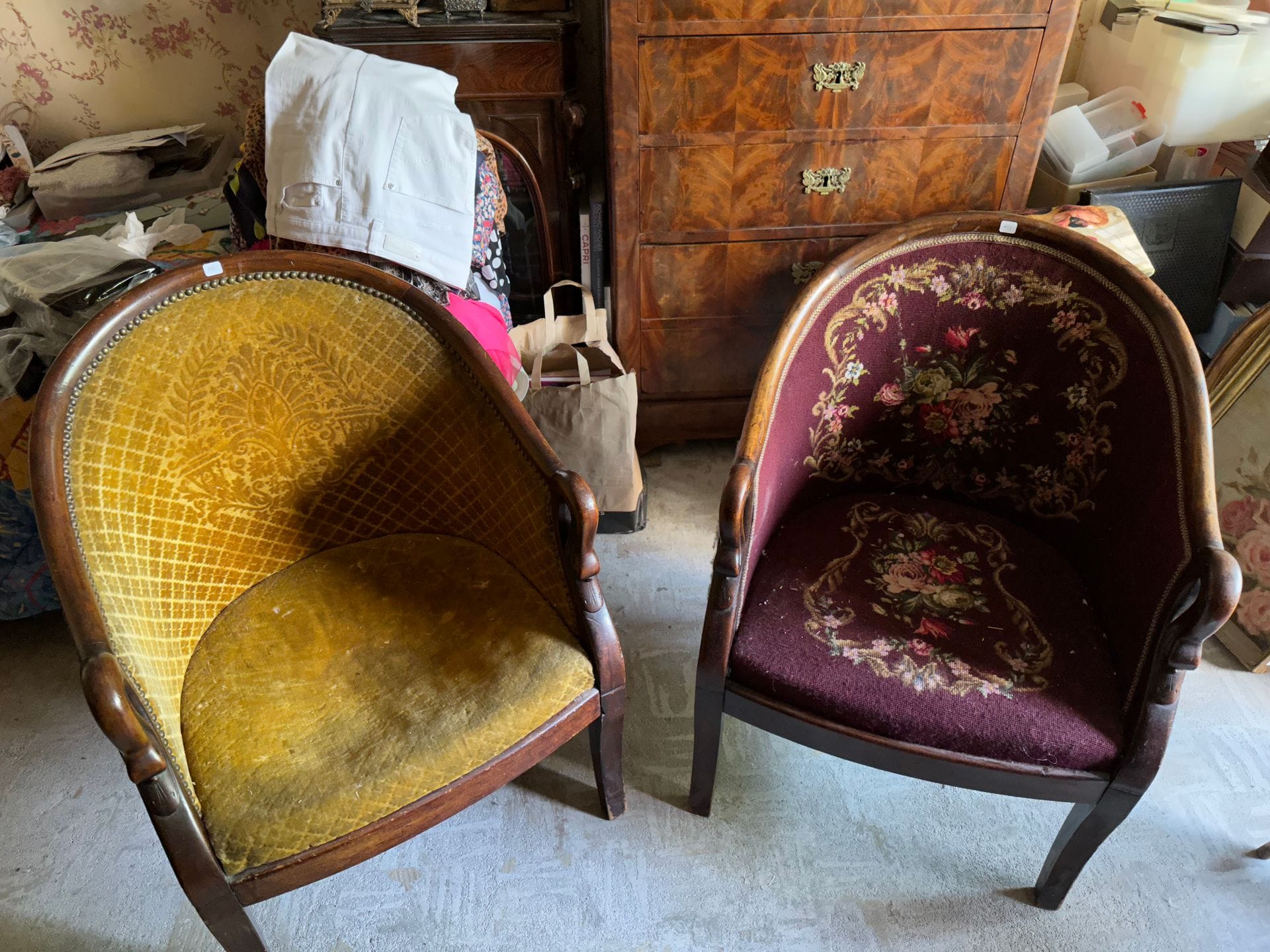 Pair of molded walnut armchairs, the armrests ending in swan heads, one upholstered in velvet, the other in tapestry. 20th century. 85 x 62 x 62 cm