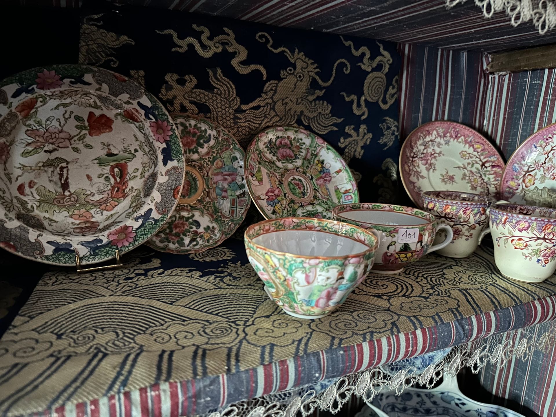 Set of porcelain pieces:
- CANTON, 2 cups and 3 saucers,
- CHINA, 2 coffee cups and saucers in Famille Rose porcelain,
Also included: 3 coffee cups and saucers in Famille Rose porcelain and 2 coffee cups and saucers in blue enameled porcelain.