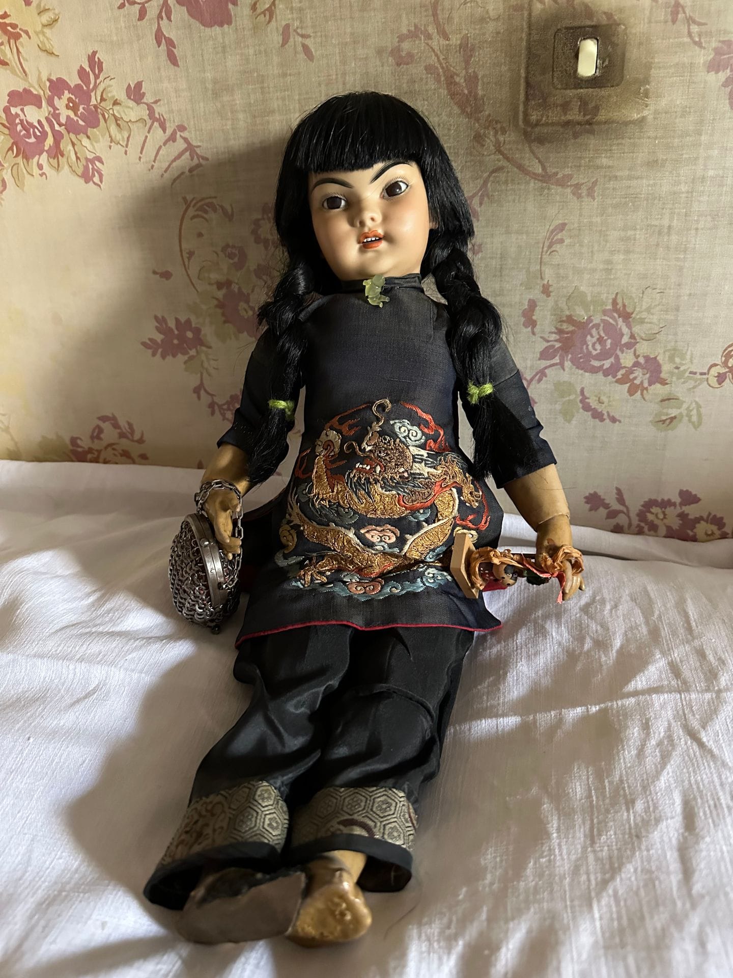 DEP
Asian n°8 doll, porcelain head, mobile brown eyes, mouth open over 4 teeth. Body in articulated composition. Black silk shirt and pants embroidered with a dragon, carrying a bag.
H. 47 cm
Reference SH1129.
(One shoe missing).
