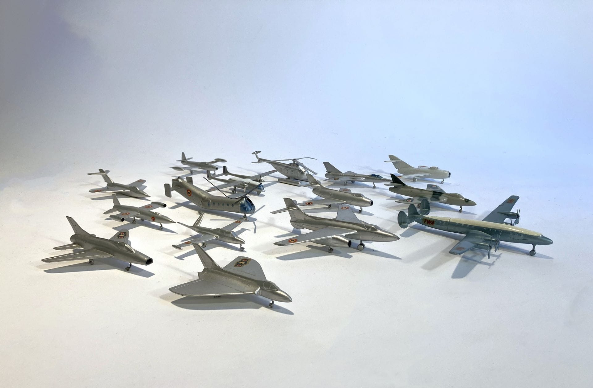 SOLIDO
Lot d'avions de chasse : Skyray, Vautour, Supersabre, Fouga-magistère, Trident, Baroudeur, Piaski H.21, Super constellation, Mystere IV, Hawkeraunter, Thenderjet, Sikorsky S55, Fairey Delta Type FD2, MIG 15, Caravelle. 
On joint :  CIJ, avion de chasse Noratlas et SOLIDO, canon à transformations.