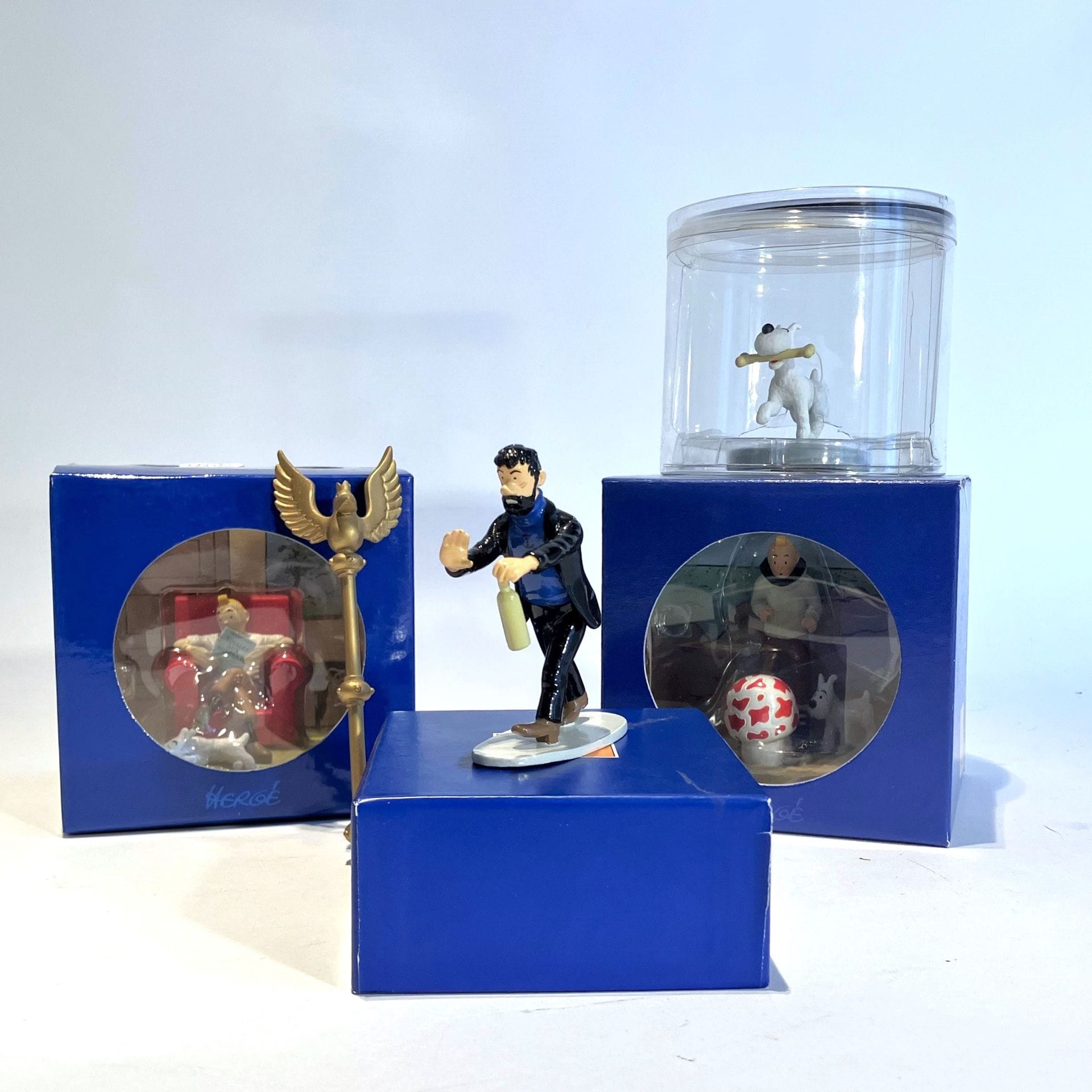 Lot de 5 sujets en résine :
Tintin aviateur. Éditions Hergé/Moulinsart, 2006. Dans sa boîte.
Tintin à la maison. Éditions Hergé/Moulinsart, 2006. Dans sa boîte.
Milou. Éditions Hergé/Moulinsart, 2012
Haddock et sa bouteille. Éditions Hergé Moulinsart, 2005. Dans sa boîte avec son certificat. H. 7,5 cm
Le Sceptre d’Ottokar. Éditions Hergé/Moulinsart, 1998. H. 13 cm
