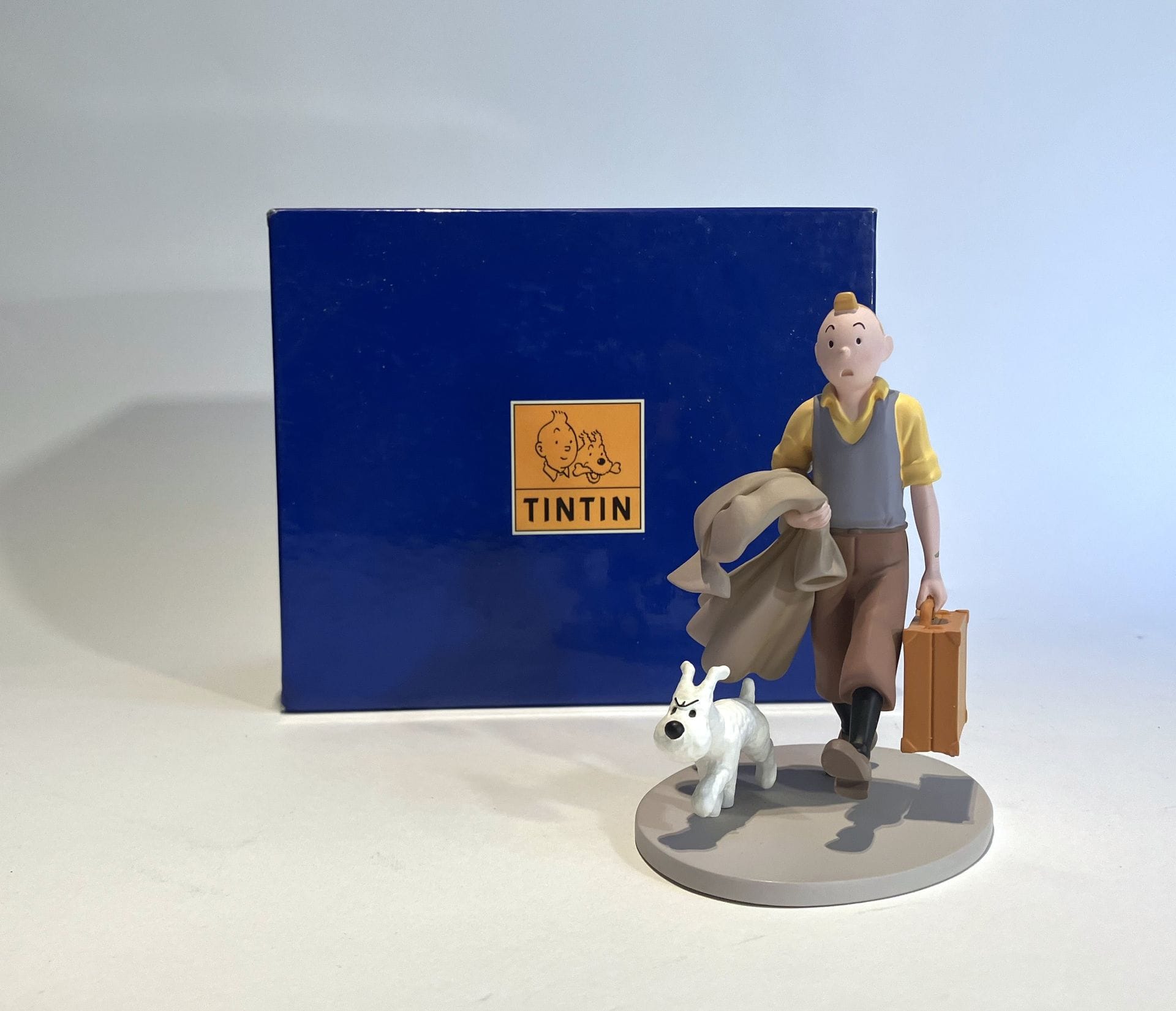 TINTIN IN AMERICA 
Tintin and Snowy on the road 
Polychrome resin group. Éditions Hergé/Moulinsart. Produced in 2000 at 2,000 copies. Numbered 883. In original box with certificate.
H. 14 cm