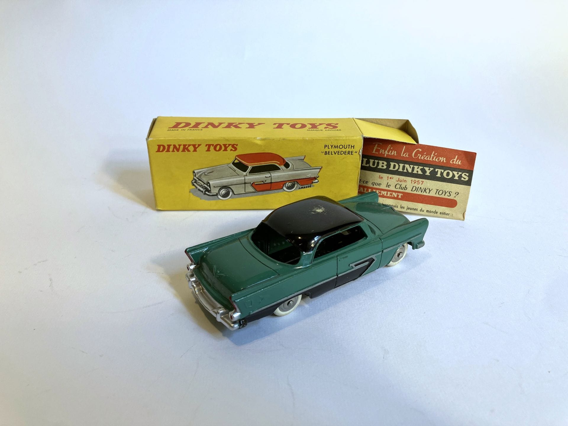 DINKY TOYS Plymouth Belvedere, verte et toit noir, ref. 24D, boîte et notice. (Très bon état).