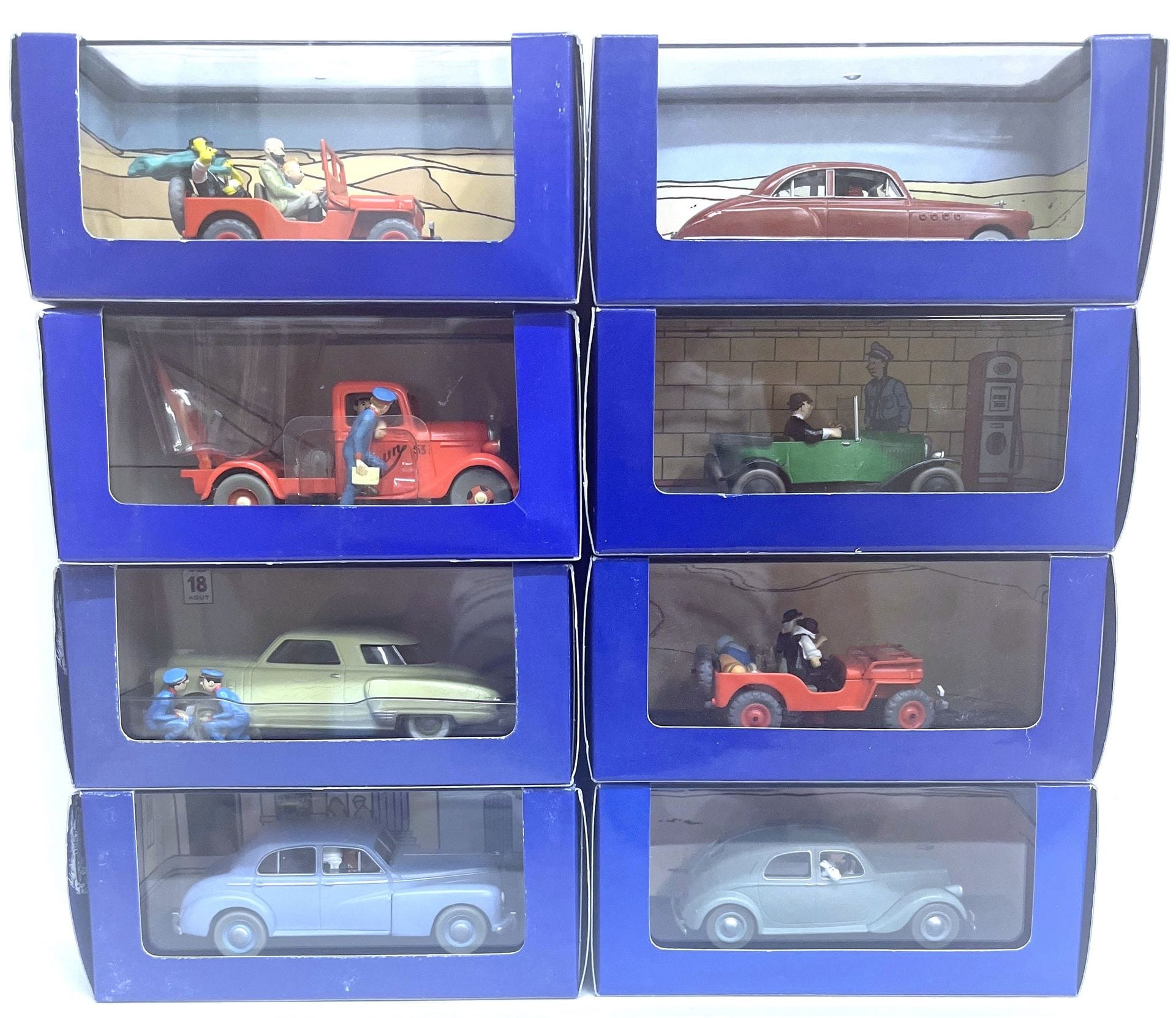 TINTIN AU PAYS DE L'OR NOIR – EN VOITURE TINTIN
Lot de 8 modèles réduits. Éditions Atlas Hergé/Moulinsart, années 2000, dans leur boîte d’origine : 
- La Citroën torpedo des Dupondt, Citroën 5cv, années 20, réf. 2118017, 
- L’américaine rouge, Buick, modèles divers, années 40, réf. 2118010, 
- La jeep rouge de la couverture, Willys MB, années 40, réf. 2118044,
- La jeep rouge, Willys MB + CJ, années 40, réf. 2118007
- Dépanneuse Simoun, Chevrolet pick-up, 1936, réf. 2118059, 
- Lancia Aprilia de l’Emir, Lancia Aprilia, 1939, réf. 2118020
- Morris, Morris Six, 1948, réf. 2118060
- La Studebaker, Studebaker commander regal deluxe coupé, 1947, réf. 2118066, 
On y joint un modèle réduit : La jeep Willys MB, 1943, réf. 2528001. Éditions Atlas, 2012.
