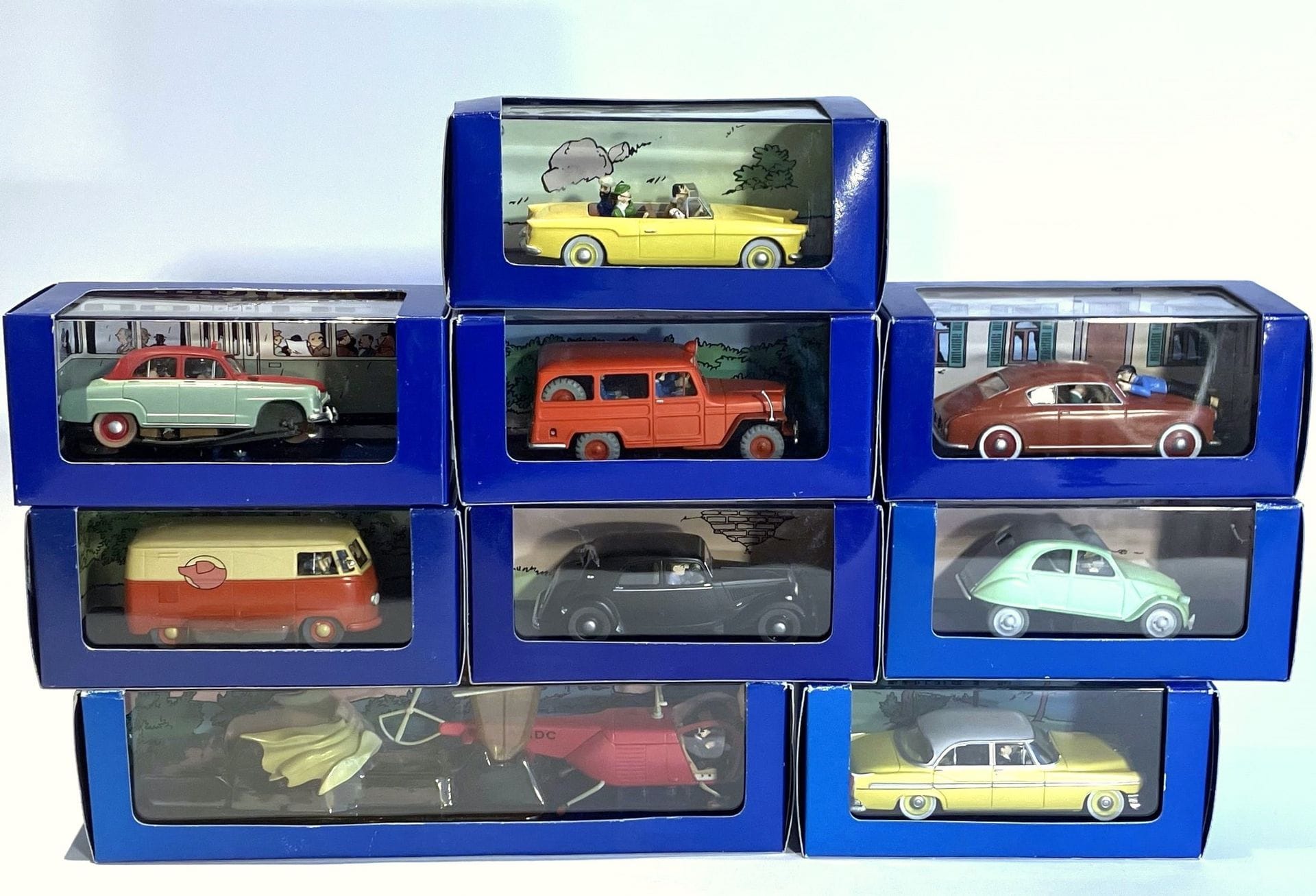 L’AFFAIRE TOURNESOL – EN VOITURE TINTIN
Lot de 9 modèles réduits. Éditions Atlas Hergé/Moulinsart, années 2000, dans leur boîte d’origine :
- L’hélicoptère rouge, Bell Model 47, 1947, réf. 2118048,
- Le taxi Simca, Simca Aronde, 1954, réf. 2118021,
- La Chrysler jaune, Chrysler New Yorker Deluxe, 1955, réf. 2118047,
- La Citroën 15/6, 1952, réf. 2118022,
- La voiture bordure, modèles d’inspiration divers, années 50, réf. 2118016,
- Le combi VW, VW combi, 1950, réf. 2118032,
- La Lancia de l’italien, Lancia Aurelia, 1953, réf. 2118026,
- La Jeep des pompiers, Willys-Overland Jeep Station Wagon, 1950, réf. 2118057,
- La 2 CV, Citroën 2CV, 1949, réf. 2118006.