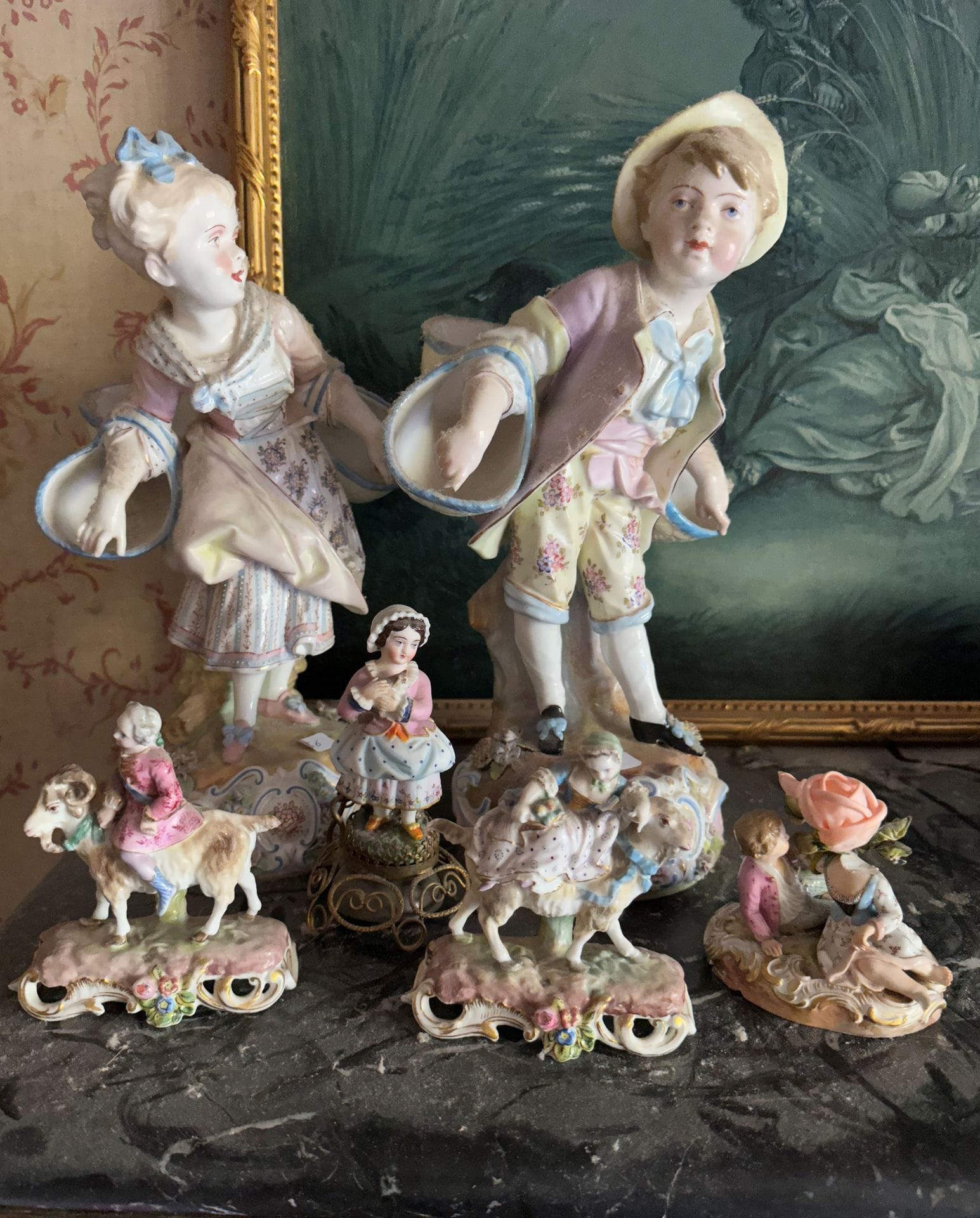 MEISSEN
Lot de 5 sujets en porcelaine polychrome. XXe siècle. (Accidents).
On y joint un sujet en porcelaine du XXe siècle.