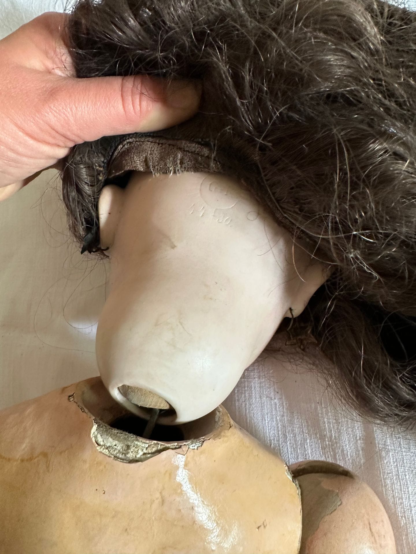 GEBRUDER KUHNLENZ
Doll, porcelain head, fixed blue eyes, mouth open over 4 teeth, articulated composition body.
Numbered GK 4430. 
H. 57 cm
(Chips at the base of the neck).