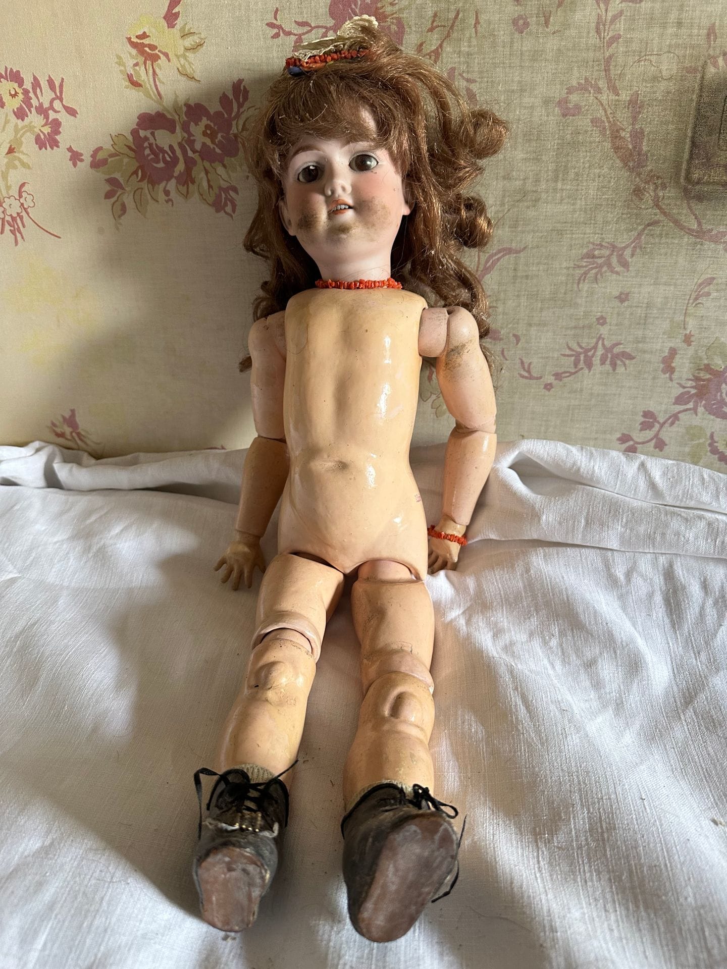 KLEY UND HAHN 
Doll, porcelain head, sleeping brown eyes, mouth open over 4 teeth, articulated composition body.
H. 47.5 cm