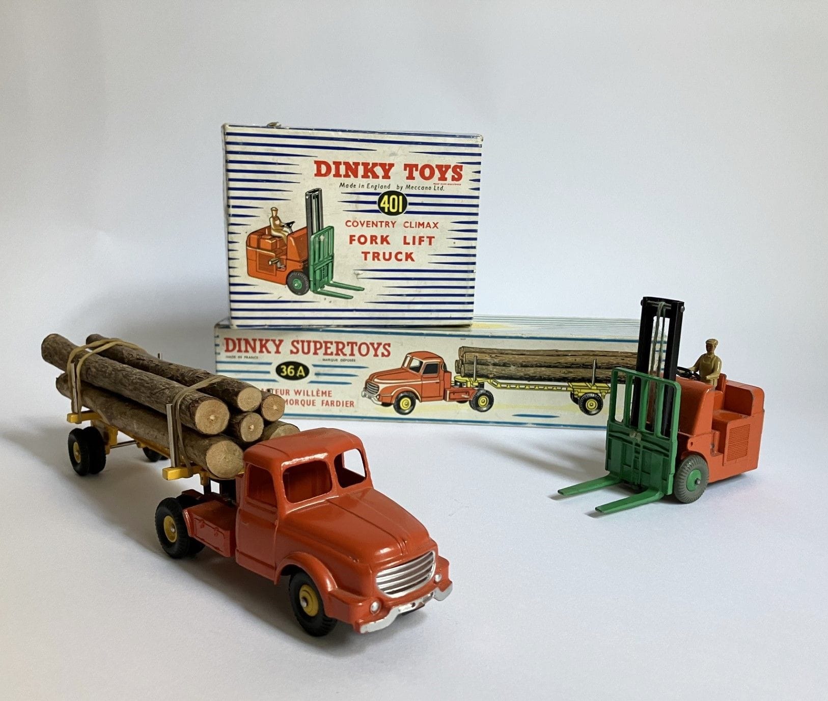 DINKY TOYS - Lot de 2 véhicules :
- Tracteur willème avec semi-remorque fardier, ref. 36A, boîte. (Légers sauts à l'émail)
- Chariot élévateur Coventry fork lift truck, ref.401, boîte. (État d'usage).
