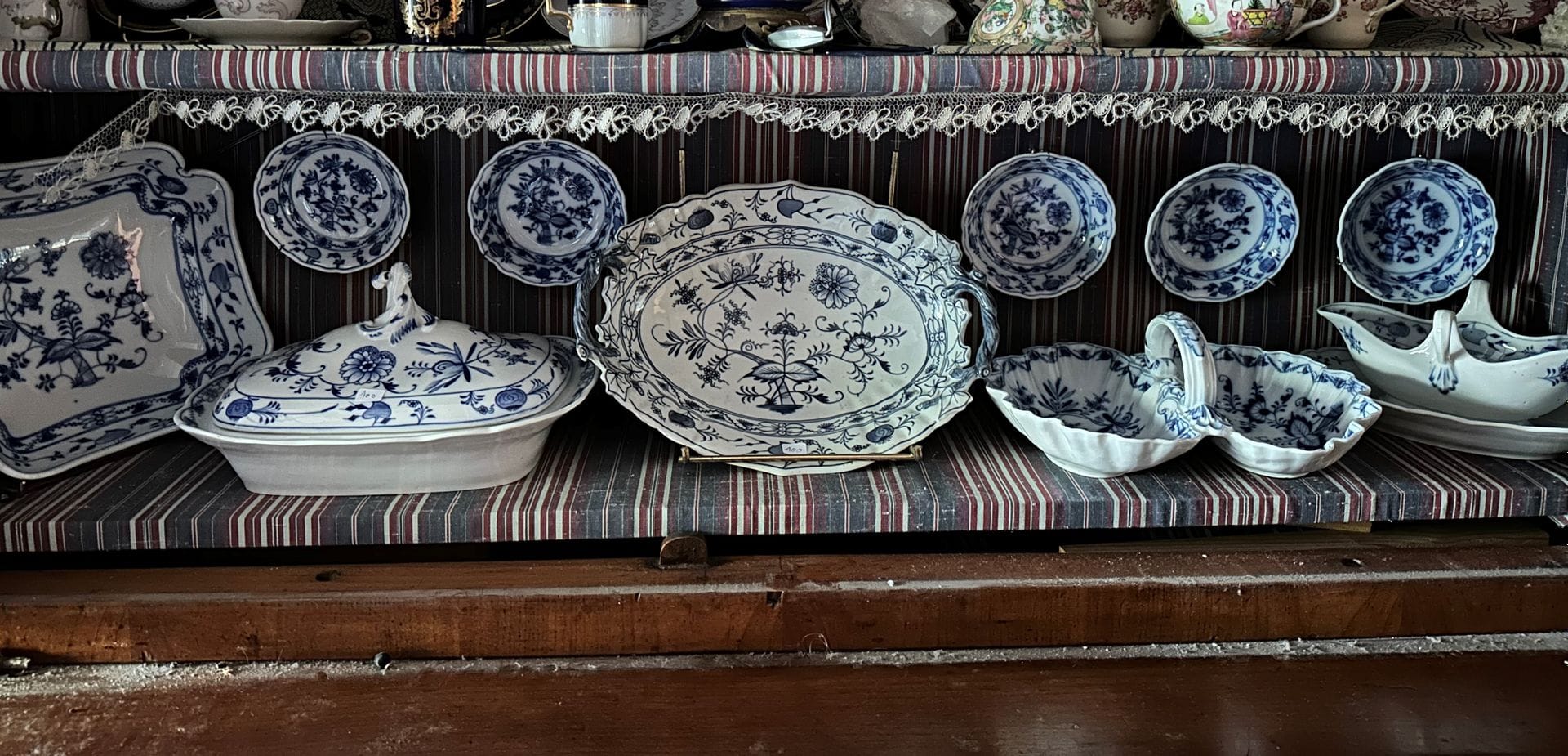 MEISSEN
Porcelain service with blue and white "aux oignons" decoration, including plates, bowls, covered and presentation dishes, sugar bowls, sauce boats, etc.