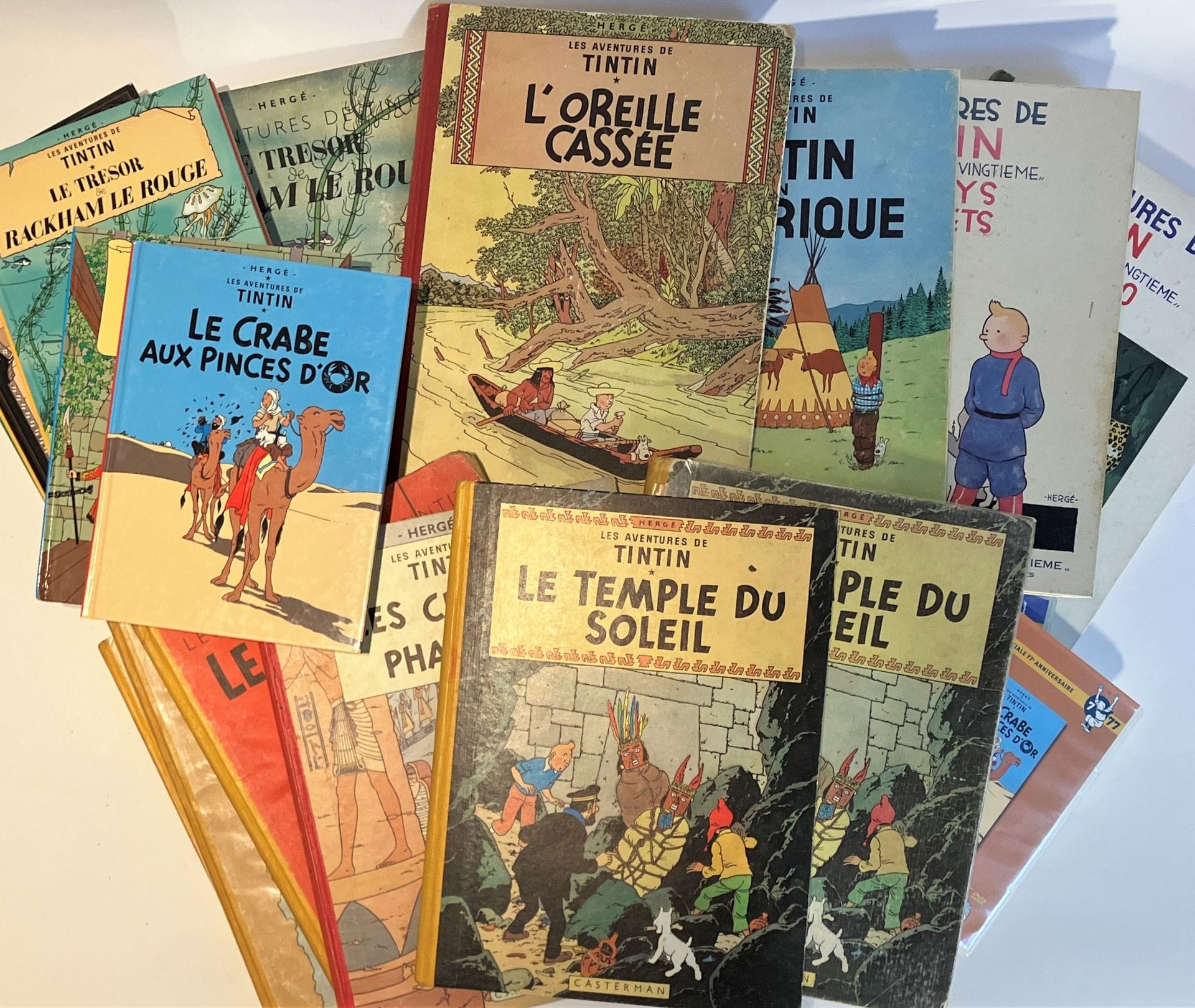 Lot de bandes dessinées anciennes : 
- Le Temple du soleil, 1949, 
- Les Cigares du Pharaon, 1955, 
- Le Lotus bleu, 1946, 
- Au Pays de l’Or noir, 1950,
- Les Sept boules de cristal, 1948, 
- Le Sceptre d’Ottokar, 1947, 
- Le Temple du Soleil, 1949, 
- L’Oreille cassée, 1947, 
- Tintin en Amérique, 1947, 
- Le Trésor de Rackham le Rouge, 1946 ; 
- Au Pays des soviets, 1981, 
- Les Aventures de Tintin au Congo, 1982, 
On joint : 7 bande-dessinées des années 2000 et 7 DVD.