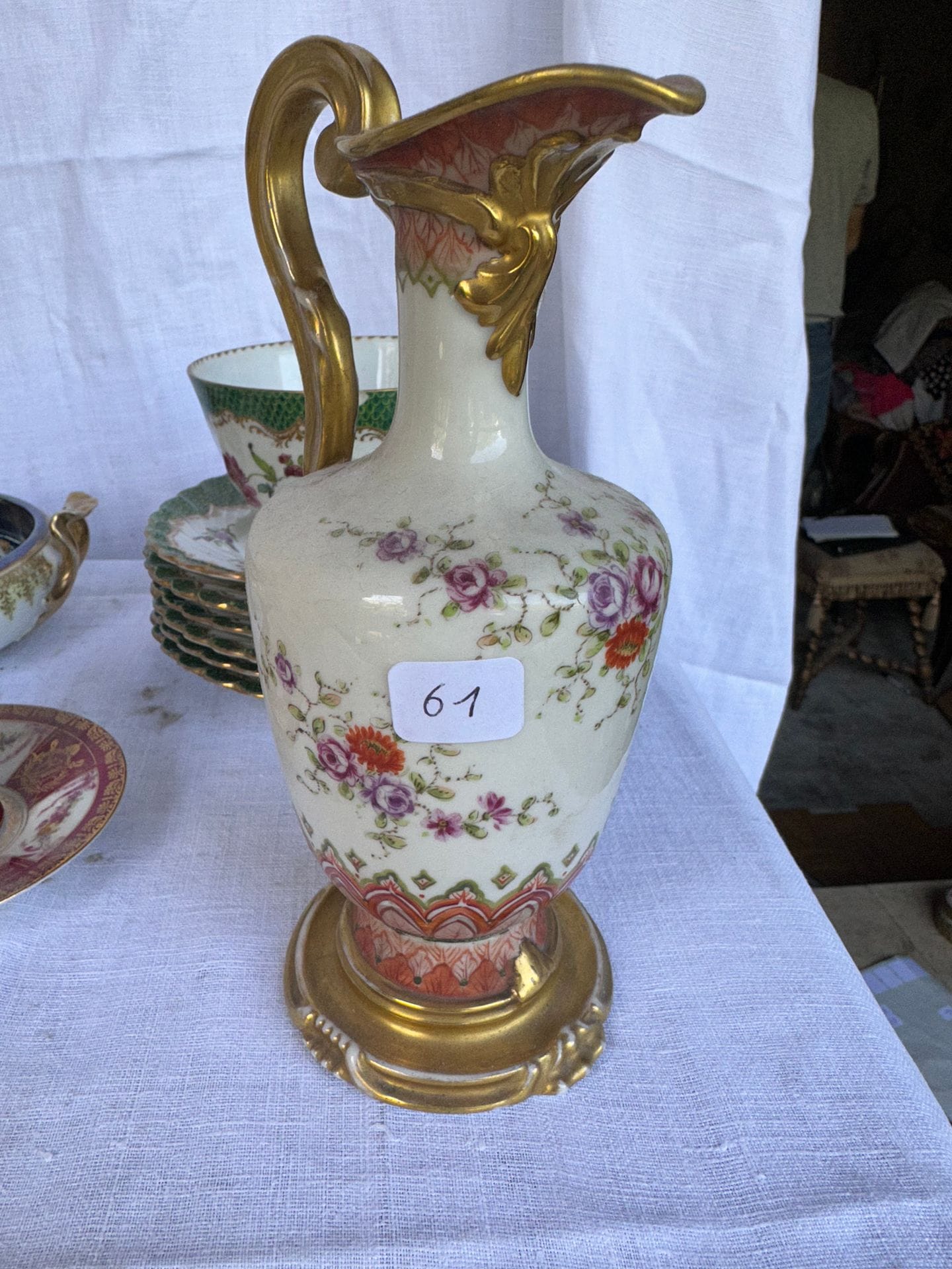 DRESDE, PARIS, TOURNAI… 
Important lot de pièces en porcelaine comprenant assiettes, tasses, réchaud et carafes.