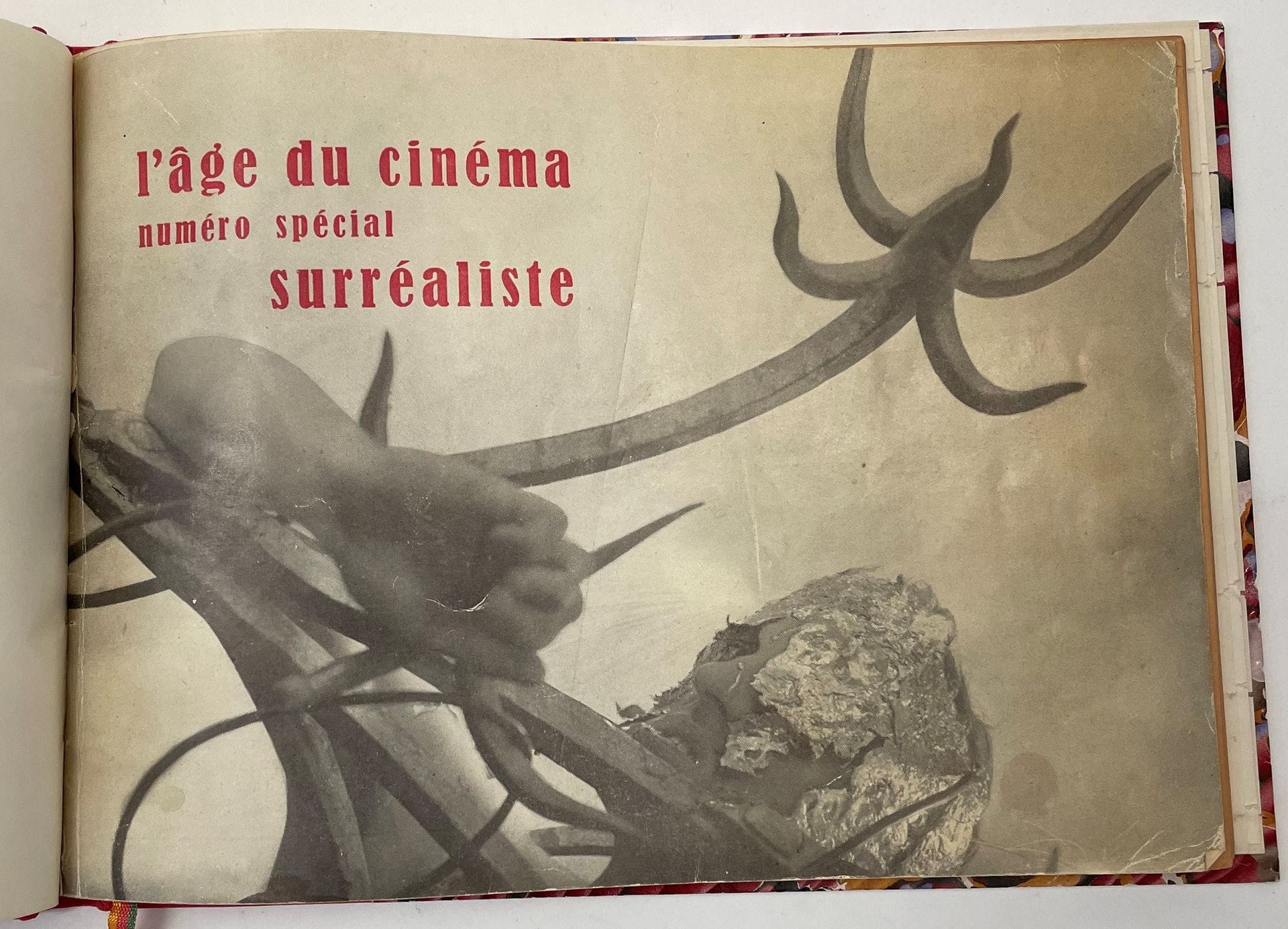 L'ÂGE DU CINÉMA
Revue d'art cinématographique
N° 4-5, août-novembre 1951, " Numéro spécial surréaliste ". La revue est complète en 6 n°, parus de mars 1951 à 1952. Paris, Directeur : Adonis Kyrou, Rédacteur en chef : Robert Benayoun. Textes de Jean-Louis Bédouin, Robert Benayoun, André Breton, Jacques B. Brunius, Guy Doumayrou, Jean Ferry, Georges Goldfayn, Groupe surréaliste roumain, Adonis Kyrou, Gérard Legrand, Nora Mitrani, Benjamin Péret, Jean Schuster, Jacques Vaché, François Valorbe, Michel Zimbacca. Illustrations de Adrien Dax, Jindrich Heisler, Man Ray, Toyen, Clovis Trouille. Couverture réalisée par Guy Doumayrou à partir d'une illustration de Jindrich Heisler. 1 vol. in-8 à l'italienne relié.