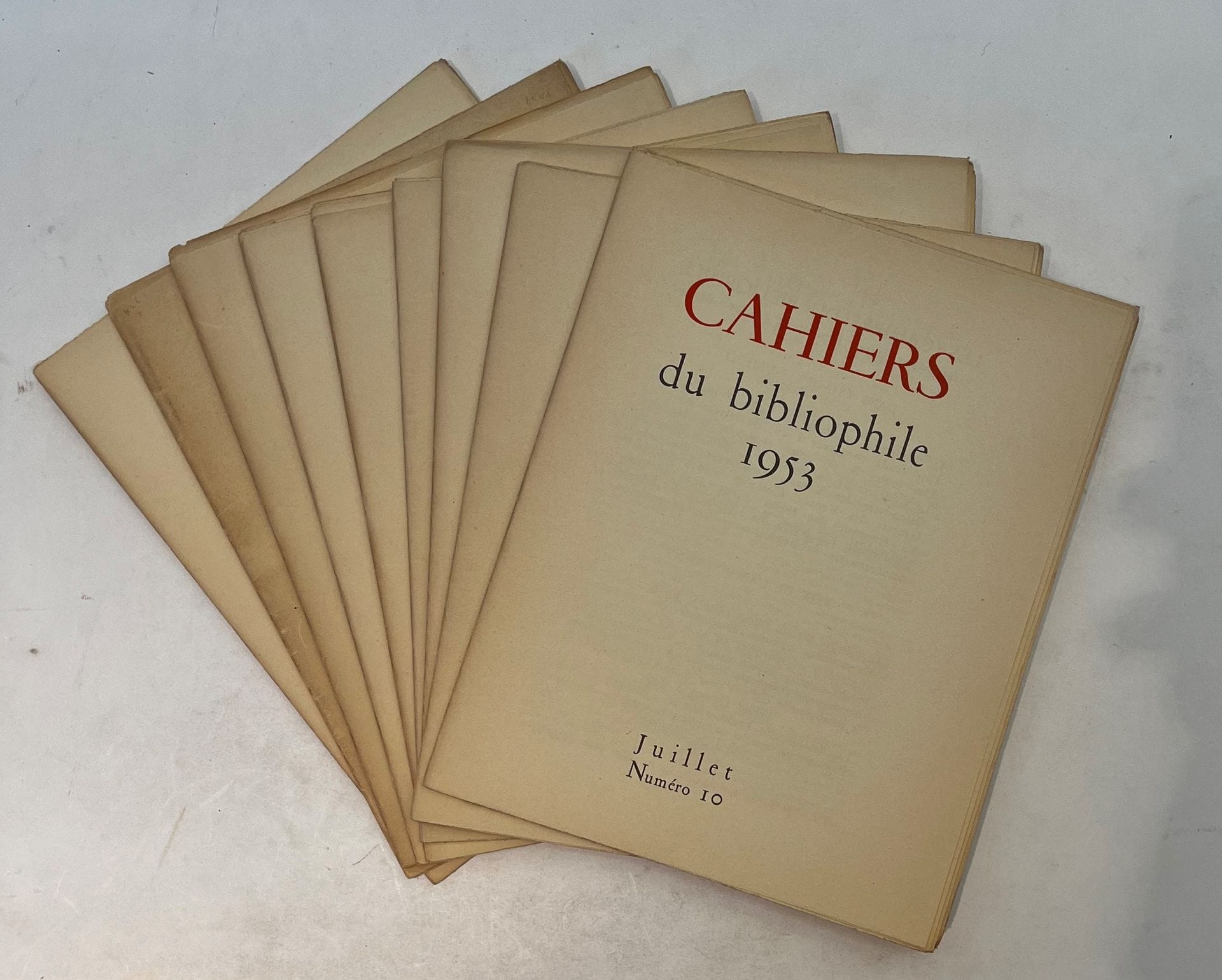 LES CAHIERS DU BIBLIOPHILE
N° 1, octobre 1952-n° 11 / 12 / 13, octobre-décembre 1953. Paris, Directrice : Mme J. Conan le Mériadec. Textes de J. de Bibracte, Robert Cami, J. Conan le Mériadec, Paul Durupt, Pierre d'Espezel, Jacques Guignard, Georges Heilbrun, Pierre Ladoué, Henry de Madaillan, Pierre Mornand, Edmond Pognon, Jean Prinet, Claude Roger-Marx, Raymonde Wilhelem, etc. 13 numéros en 9 livraisons in-8 en feuilles.