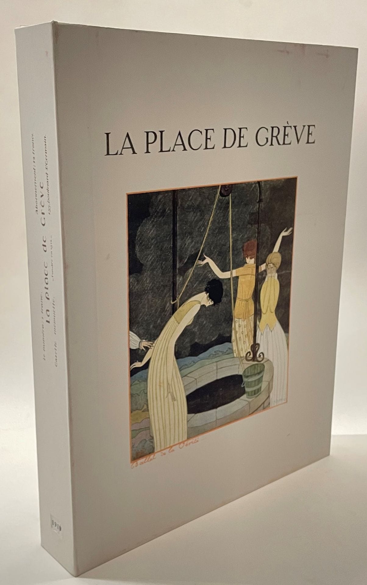 LA PLACE DE GRÈVE
Gazette mensuelle puis Gazette amusante, critique, historique et morale de la vie de Paris
N° spécimen, 1919 ; n° 1, janvier 1920-n° 15, mars 1921. Paris, Administrateur-Gérant : Louis de la Patellière. Tous les articles sont signés de pseudonymes : Arlequin, Beltrame, Cassandrin, Colombine, Flaminia, Frontin, Jocrisse, Narcisin, Pasquariel, Pierrot, Ragotin, Scapin, Scaramouche, Turlupin, etc. Collection complète. 16 numéros en 16 livraisons in-4 brochées sous emboîtage. Notes manuscrites de Vasseur (1 f.). Rare avec le numéro spécimen.