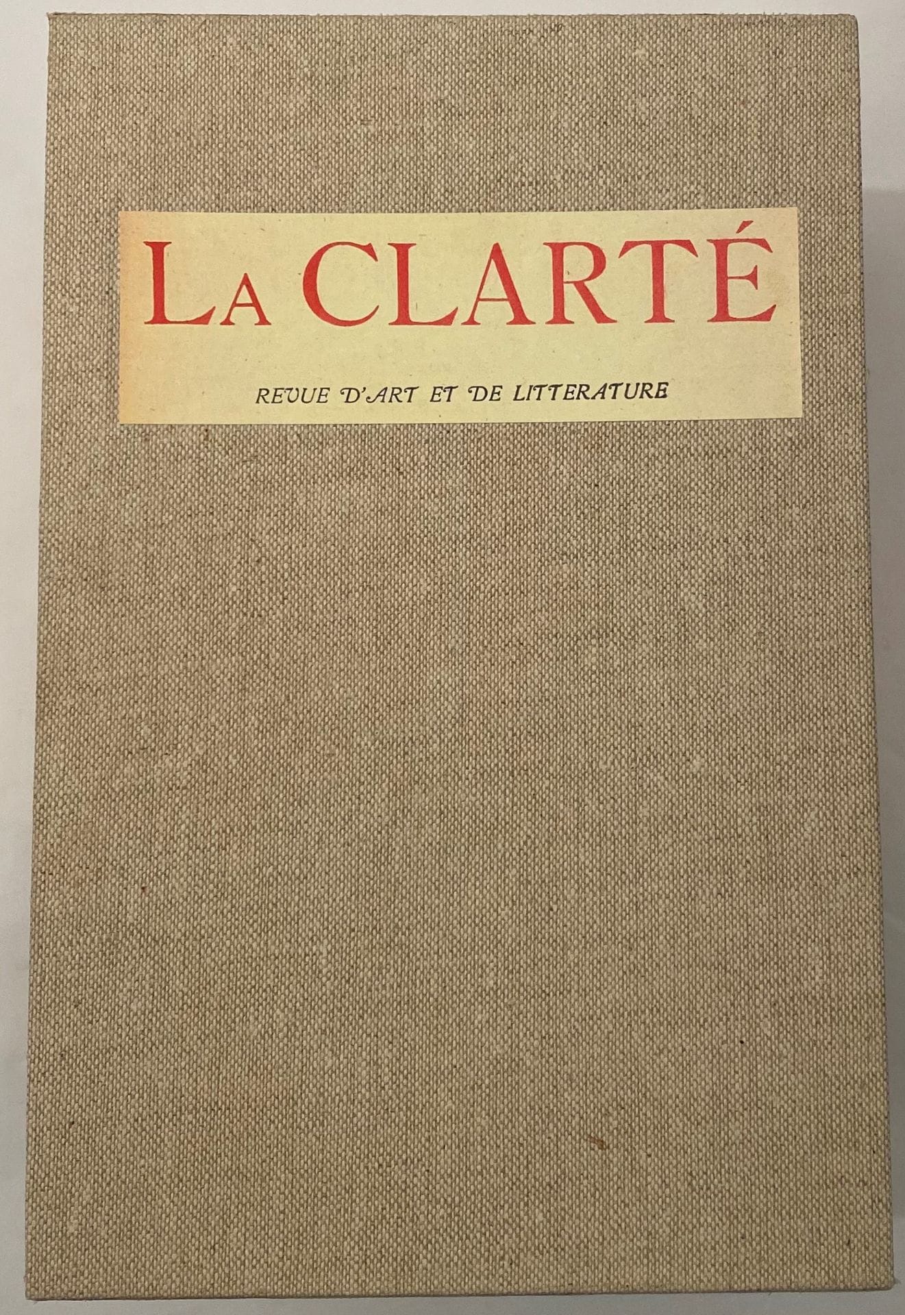 LA CLARTÉ
Revue d'art et de littérature
1ère année : n° 1, juillet 1912-n° 9, juillet 1913 (il manque le n° 6 de février 1913) ; 3e année, 2e série : n° 1, octobre 1913-n° 6, mai 1914. Nantes Paris, Directeurs : Octave Béliard et Paul Desanges. Textes de Octave Béliard, Ferdinand Bretonnière, Claude Catroux, Tristan Derème, Paul Desanges, F. Jean-Desthieux, Marc Elder, Léo Gaubert, Guy Lamy, Roger Millet, Léon Vérane, etc. 14 numéros en 13 livraisons in-8 brochées sous emboîtage. Quelques couvertures défraichies et moisissures au n° 6 de la 2e série. Notes manuscrites de Vasseur (3 ff.).