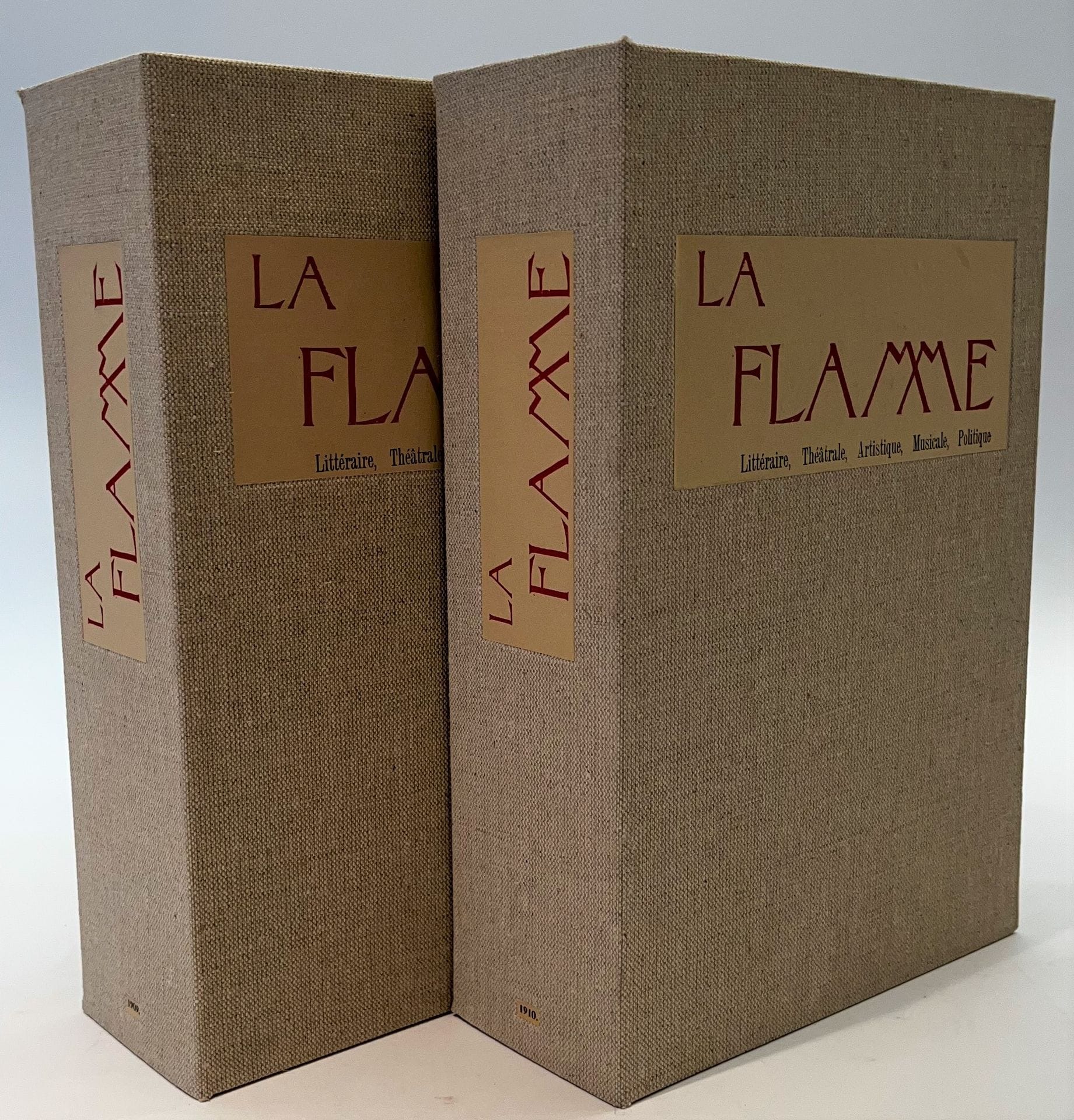 THE FLAME
Literary, Theatrical, Artistic, Musical, Political
Revue des idées &amp; des gestes, published on the 20th of each month
N° 1, April 20, 1909-n° 15, June 20, 1910. Paris, Editor-in-chief: Louis Roubaud, Editorial secretary: Paul Gault. Texts by Émile d'Arcourt, Alexandre Arnoux, Léon Bloy, Joël Dumas, Georges Garnier, Paul Gault, Louis Godefroy, Eugène Monfort, Louis Nazzi, Louis Roubaud, André Salmon, Jacques Servy, etc. 15 issues in 15 in-8 paperbacks in 2 slipcases. Some covers faded. Handwritten notes by Vasseur (3 ff.).
La Flamme contains poems, short stories, novels, opinions, literary, artistic and musical columns, etc. The "Aménités" that appear in each issue under L'Affable's signature provide often caustic echoes and news.