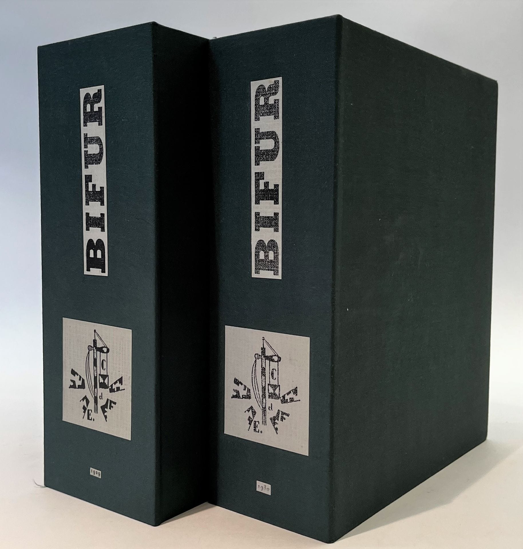 BIFUR
No. 1, May 1929-June 8, 1931. Paris, Éditions du Carrefour, Director: Pierre G. Lévy, Editor-in-chief: Georges Ribemont-Dessaignes, Editorial secretary: Nino Frank, Foreign advisors: Bruno Barilli, Gottfried Benn, Ramón Gómez de la Serna, James Joyce, Boris Pilniak, William Carlos Williams. Texts by Hans Arp, Jacques Baron, Gottfried Benn, Jean Cassou, Blaise Cendrars, Giorgio de Chirico, Eugène Dabit, Robert Desnos, Fernand Divoire, Pierre Drieu la Rochelle, Max Ernst, Jean Giono, Jean Giraudoux, Ramón Gómez de la Serna, Martin Heidegger, Franz Hellens, Ernest Hemingway, Vincent Huidobro, James Joyce, Michel Leiris, Georges Limbour, Jean Lurçat, Pierre Mac Orlan, André Malraux, Man Ray, André Masson, Henri Michaux, Francis Picabia, Jacques Prévert, Georges Ribemont-Dessaignes, André Salmon, Jean-Paul Sartre, Philippe Soupault, Jules Supervielle, Tristan Tzara, Roger Vitrac, William Carlos Williams. Photographs by Claude Cahun, André Kertész, Germaine Krull, Élie Lotar, Moholy Nagy, Sheler, Tabard. Complete collection. 8 issues in 8 in-8 paperbacks in 2 slipcases. Copies on Alfa. Handwritten notes by Vasseur (1 f.). Enclosed: - Typescript of a letter from Édouard Dujardin to Georges Ribemont-Dessaignes (Munich, April 1930); - 1 L.A.S. from Georges Ribemont-Dessaignes on Éditions du Carrefour letterhead to Édouard Dujardin (May 1930).
Bifur, described by André Breton in the Second Manifesto of Surrealism as a "remarkable trash can", is a magazine at the crossroads of poetry and politics, novels and anthropology, current affairs and philosophy. It gives pride of place to photography and foreign literature.