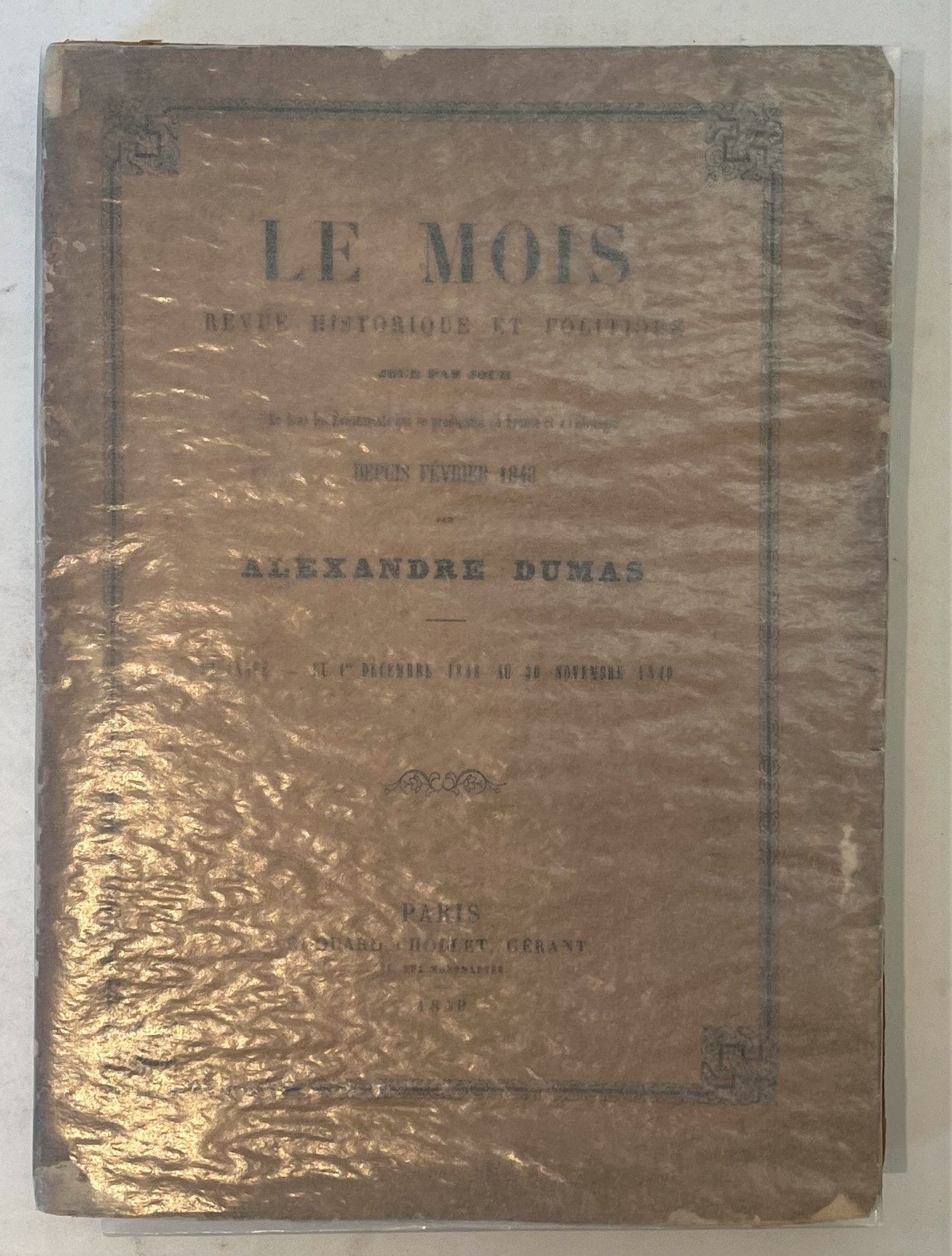 LE MOIS
Revue historique et politique de tous les événements qui se produisent en France et à l'étranger depuis février 1848, par Alexandre Dumas
N° 1, mars 1848-n° 26, 1er février 1850. Paris, Reignier, Gérant : Édouard Chollet. Rare collection complète (les n° 25 et 26 sont souvent manquants). 26 livraisons en 2 vol. in-4 brochés. Ex-libris (timbre humide) de P. Boulet. Joint : - 1 couverture supplémentaire. Exemplaires défraîchis.