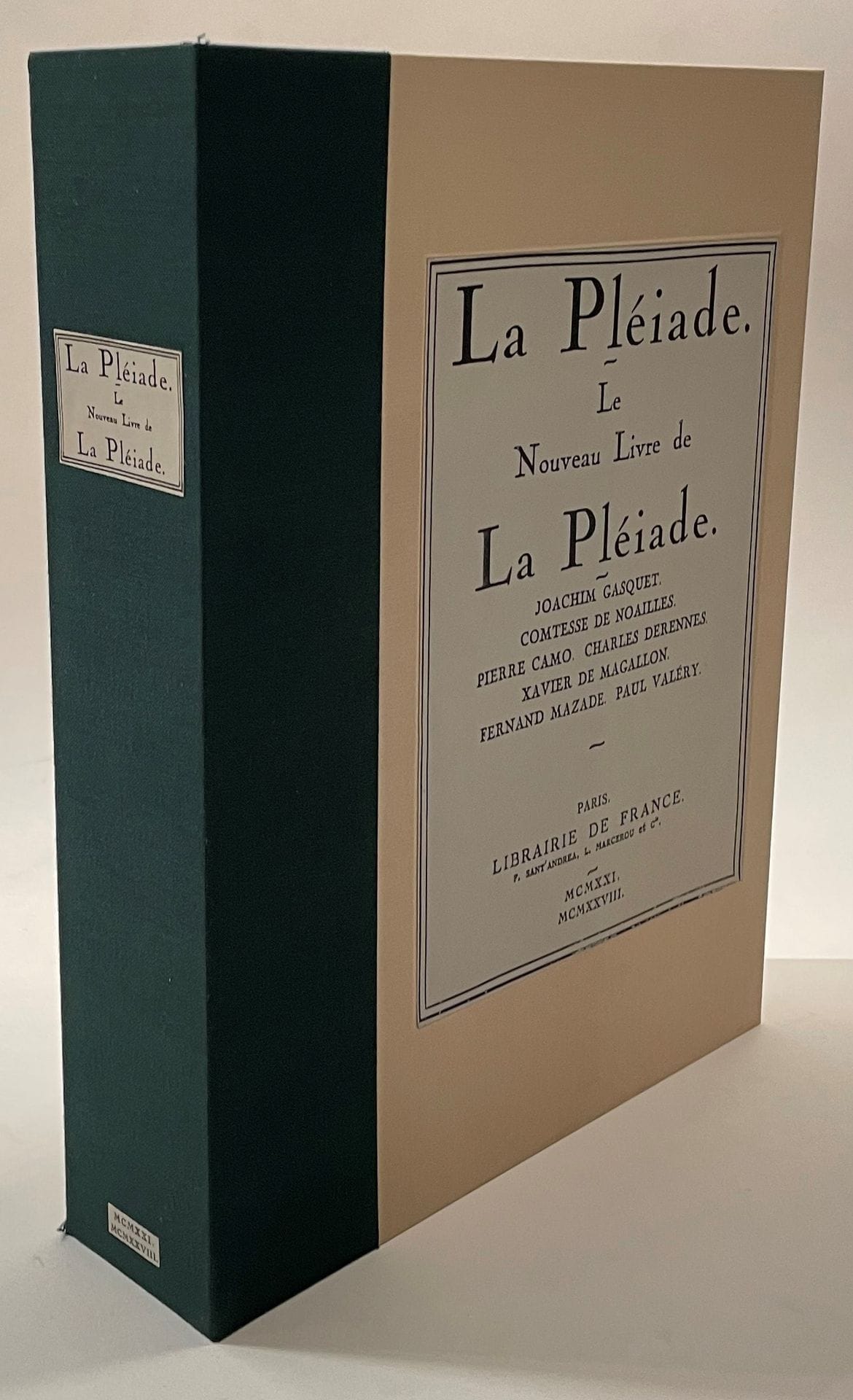 LA PLÉIADE
1921. Paris, Librairie de France, F. Sant'Andrea et L. Marcerou. Un des 200 ex. num. sur pur fil Lafuma. Textes de Pierre Camo, Charles Derennes, Joachim Gasquet, Xavier de Magallon, Fernand Mazade, Comtesse de Noailles, Paul Valéry. 1 vol. in-4 broché. Notes manuscrites de Vasseur (2 ff.). Joint : - 1 L.A.S. de Louis Vauxcelles sur papier à en-tête de L'Amour de l'Art à un correspondant non identifié ; - 1 L.A.S. de Fernand Gregh à Fernand Mazade (s.d. [1921]) ; - 1 L.A.S. de Xavier de Magallon à un correspondant non identifié (1920) ; - 1 L.A.S. d'un correspondant non identifié à Fernand Mazade (1921). Ce volume fut suivi par :
LE NOUVEAU LIVRE DE LA PLÉIADE 1928. Paris, Librairie de France, F. Sant'Andrea. Un des 60 ex. num. sur pur fil Lafuma. Envoi autographe signé de Xavier de Magallon à Pierre Pascal. Textes de Pierre Camo, Charles Derennes, Joachim Gasquet, Xavier de Magallon, Fernand Mazade, Comtesse de Noailles, Paul Valéry. 1 vol. in-4 relié. Notes manuscrites de Vasseur (2 ff.). Joint : - Des coupures de journaux relatant le suicide du lieutenant de vaisseau Victor Point, neveu de Philippe Berthelot, acte de´sespe´re´ pour Alice Coce´a ; - 1 L.A.S. de Xavier de Magallon a` Pierre Pascal (1932) ; - Poe´sie autographe annonce´e dans la lettre pre´ce´dente (poe´sie en rapport avec le suicide du lieutenant Victor Point). Ces deux volumes sont réunis sous emboîtage.
