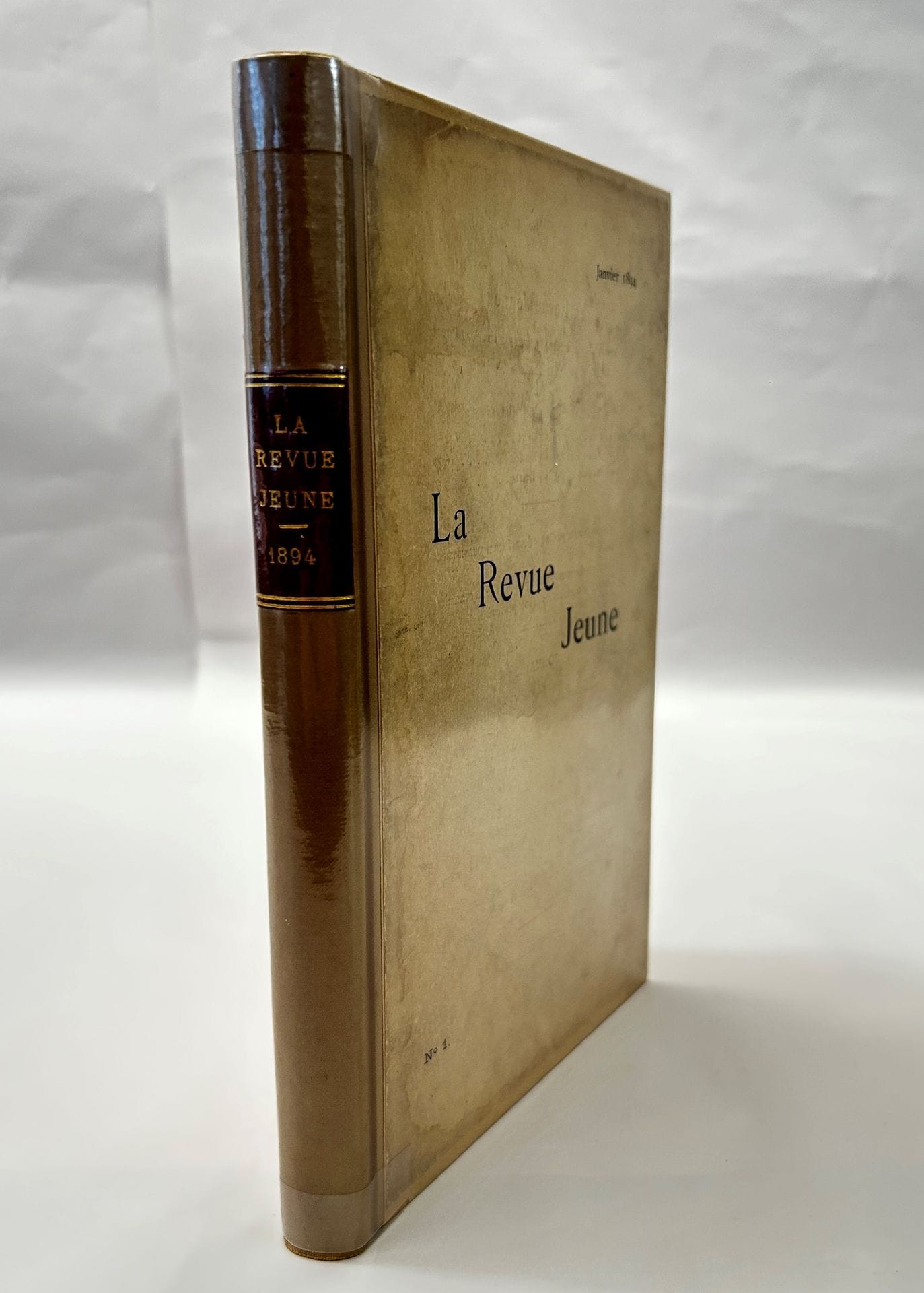 LA REVUE JEUNE
N° 1, janvier 1894-n° 2, février 1894. Paris, Gérant : V. Lecerf. Devient L'Avenir littéraire et dramatique (La Revue Jeune) :
L'AVENIR LITTÉRAIRE ET DRAMATIQUE
N° 3, 15 mars 1894. Textes de Henri Amic, Georges de Batz, Bjornstjerne Bjornson, Émile Cottinet, Albert Dombreuse, René Doumic, G. de Montignac, Sully Prudhomme, Jean Rameau, Saint-Ydeuc, Gaston Salandri, Adolphe Thalasso, Jean de Tinan, etc. Collection complète. 3 numéros en 3 livraisons en 1 vol. in-8 relié. Notes manuscrites de Vasseur (1 f.). Joint : - 1 billet autographe signé Jean Rameau (novembre 1898) adressé à Édouard Dujardin (il a trouvé quelques lignes qui lui ont fait plaisir dans un n° du Journal de la beauté) ; - Photos de Jean Rameau et Sully Prudhomme (de la collection Félix Potin).
