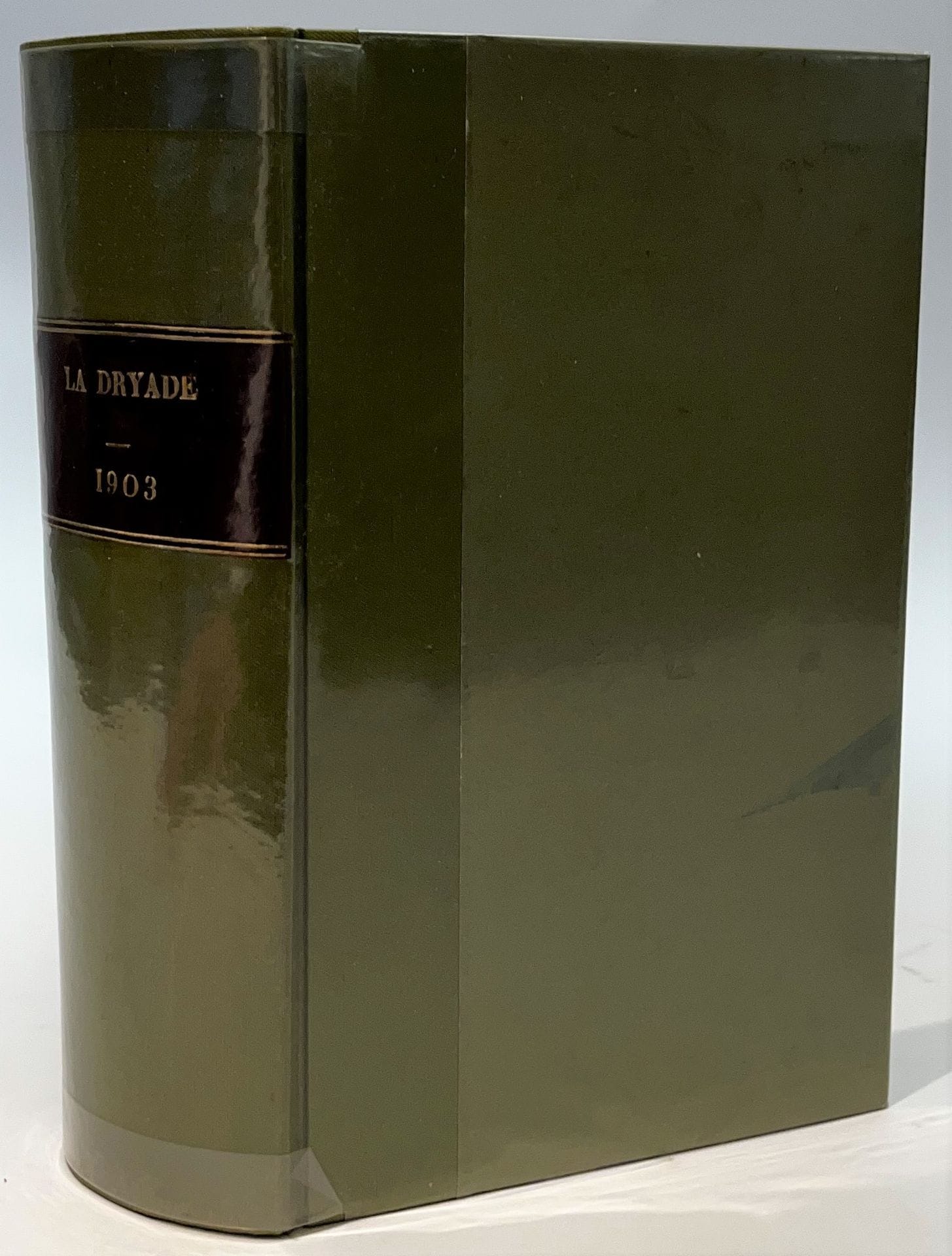 LA DRYADE
Revue antique
N° 1, janvier 1903-n° 24, décembre 1903. Paris, Administration et Rédaction : Librairie L. Borel. Textes de L. Borel, Cellarius, Alexandre Chevalier, Henri Delormel, Ernest Hugny, Alexandre Keller, Alexandre C. Mironesco, Jean Paty. 24 numéros en 24 livraisons en 1 vol. in-8 relié (couvertures illustrées par Marodon conservées).
