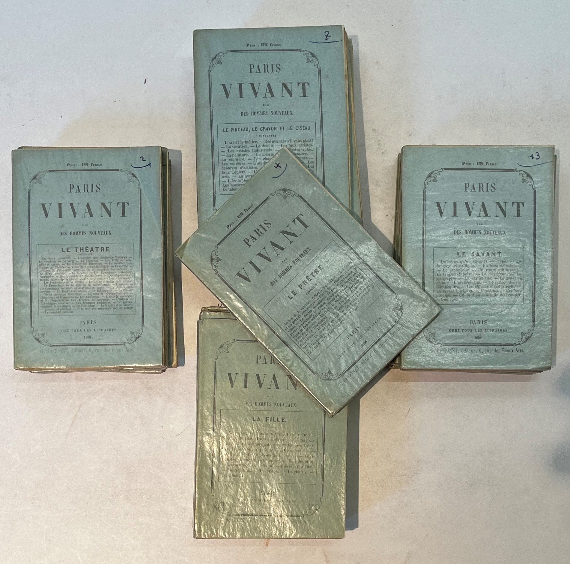PARIS-VIVANT
Par des Hommes nouveaux
N° 1, 1858-n° 17, 1861. Paris, Chez tous les libraires. G. de Gonet, Éditeur. 1. La Plume ; 2. Le Théâtre, mémoires d'un jeune premier ; 3. Le Million ; 4. Le Prêtre ; 5. Le Soldat ; 6. Le Génie et ses droits ; 7. Le Pinceau, le crayon et le ciseau ; 8. Le Mariage ; 9. La Fille ; 10. La République des Lettres ; 11. Le Cheval ; 12. Le Trucqueur ; 13. Le Savant ; 14. Un drame ; 15. Le Grand Monde ; 16. Retour de l'armée d'Italie ; 17. Le Gandin. Pas de noms d'auteurs. Privat d'Anglemont aurait collaboré. 17 vol. in-16 brochés. Notes manuscrites de Vasseur (1 f.).