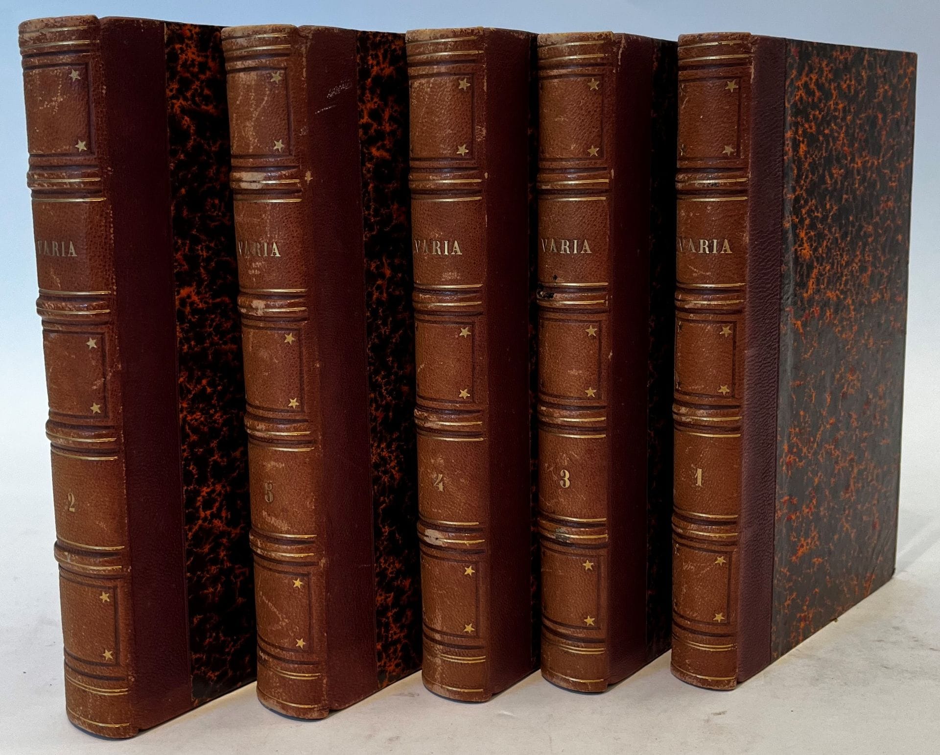VARIA
Morale, Politique, Littérature
Vol. I : février 1860 ; Vol. II : février 1861 : Vol. III : juin 1861 ; Vol. IV : février 1862 ; Vol. V : mai 1863. Paris, Michel Levy Frères, Libraires-Éditeurs, puis Nancy, Grosjean-Maupin, successeur de Maubon/Paris, Chez tous les libraires. Aucun texte n'est signé. Le vol. 4 comporte en guise d'avant-propos une lettre de Guizot. 5 vol. in-12 reliés.
Revue publiée sans nom d'auteur, par un économiste, politicien, voyageur et historien. Parmi les 35 études publiées dans ces 5 volumes citons : " Liberté de conscience ", " Souvenirs de Lombardie ", " Le Libéralisme de Tacite ", " Avril et Juin 1848 ", " Les Franchises de l'historien ", " La Papauté et l'Italie ", " Aristocratie et Démocratie ", " Bourgeois et Gentilshommes ", " Liberté de la charité ", " Liberté de la Presse ".