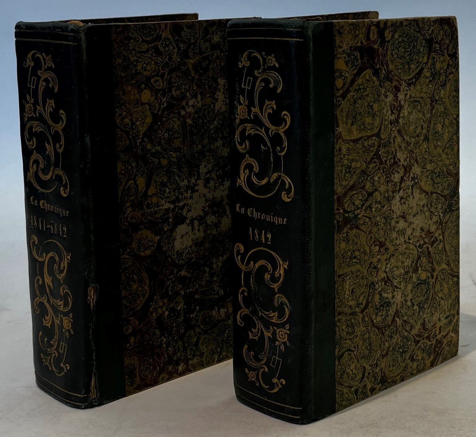 THE CHRONICLE
Revue du monde fashionable
1st series, no. 1, October 1841-no. 12, September 1842. All issues in in-32 format. From October 1842 appears twice monthly in in-8 format. Paris, Au bureau de La Chronique. Texts by J. Arago, Marceline Desbordes-Valmore, Théodore Deschères, Almire Gandonnière, Francis Girault de Sablé, Baron Paul de Goulet, E. Mahoudeau, Étienne Simon, Emmanuel de Torvilly, etc. Contains articles on Victor Hugo, Alphonse de Lamartine, Hector Berlioz, Alfred de Vigny. 12 issues in 2 vol. in-32 bound in contemporary style. Handwritten notes by Vasseur (2 ff.).