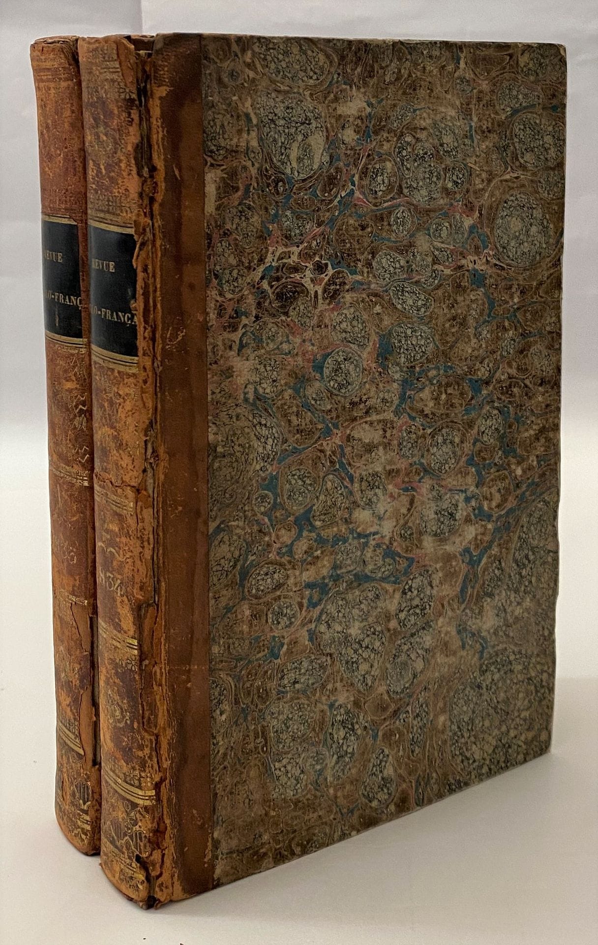 REVUE ANGLO-FRANÇAISE
Destinée à recueillir toutes les données historiques et autres, se rattachant aux points de contact entre la France, l'Aquitaine et la Normandie, la Grande-Bretagne et l'Irlande ; Rédigée par une société de savants et de littérateurs, et publiée à Poitiers, sous la direction de M. de la Fontenelle de Vaudoré
N° 1, 1833-n° 8, 1834. Poitiers, Imprimerie de F.-A. Saurin. Tête de collection (la revue parue jusqu'en 1837). Textes de Boudon de St-Amans, M. de Caumont, M. de la Fontenelle, Nicias Gaillard, Isidore Lebrun, G. Lecointre-Dupont, Ad. Mazure, Amédée Pichot, etc. Illustré de lithographies hors-texte. 8 numéros en 2 vol. in-8 reliés (mors fragiles). Quelques rousseurs.