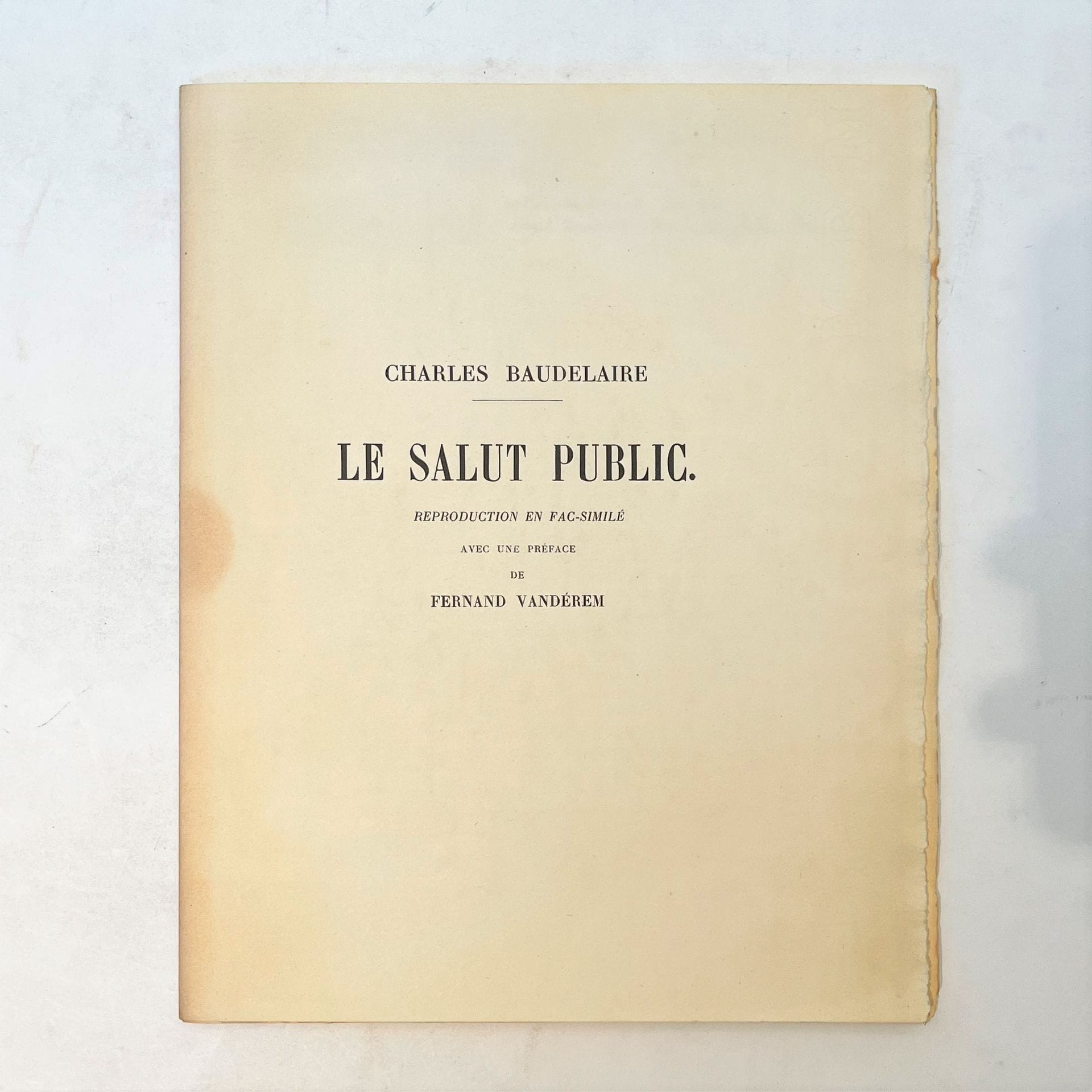 LE SALUT PUBLIC
N° 1, 27 février 1848-n° 2, 28 février 1848. Textes de Charles Baudelaire, Champfleury, Charles Toubin. Vignette de Gustave Courbet. Reproduction en fac-similé (exécuté par Daniel Jacomet) de cette revue rarissime, avec une préface de Fernand Vandérem (Paris, Édouard Champion, 1925). Tirage limité à 110 ex. num. 1 vol. in-4 en feuilles sous emboîtage (à restaurer).