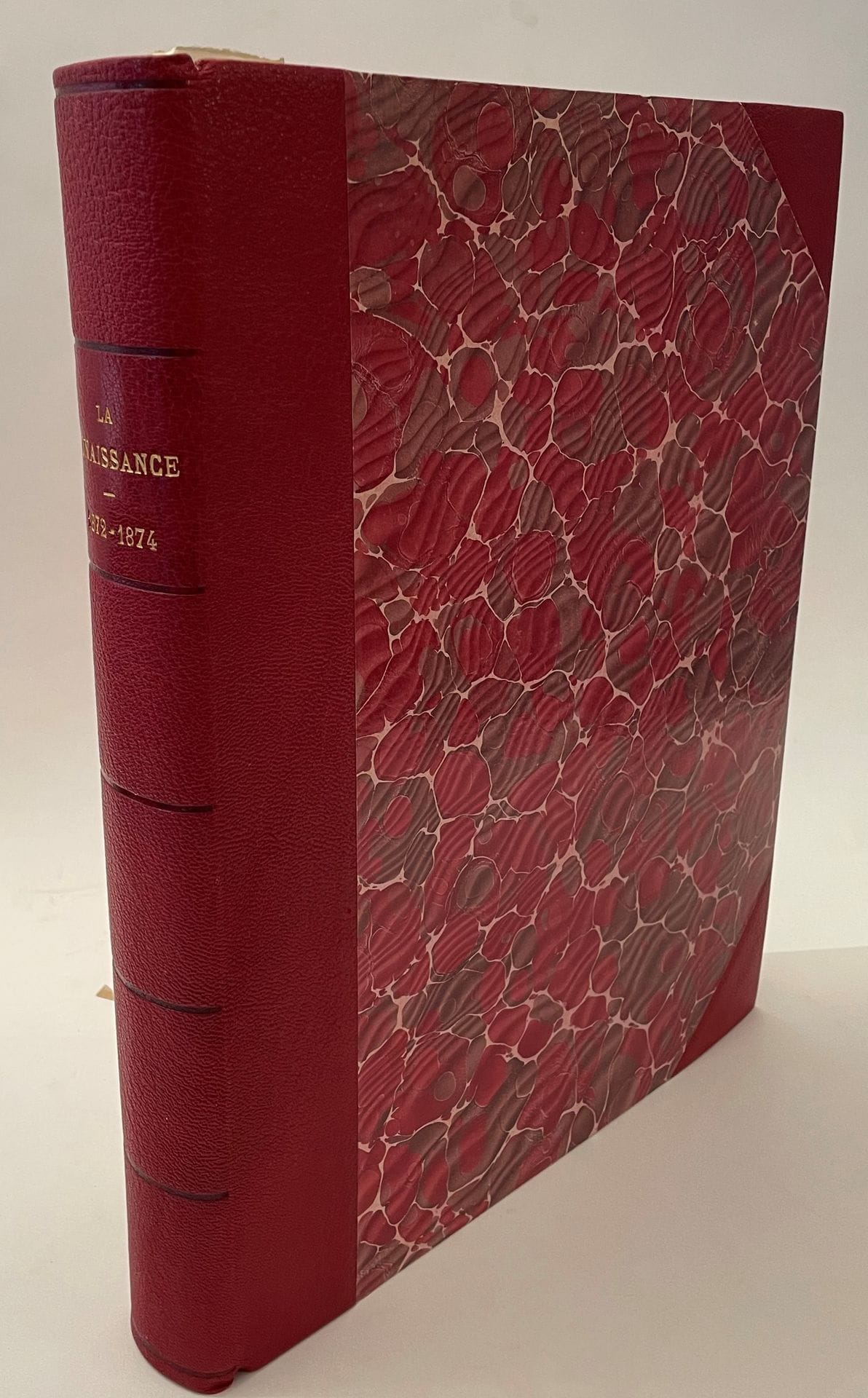 LA RENAISSANCE LITTÉRAIRE ET ARTISTIQUE
1ère année : n° 1, 27 avril 1872-n° 36, 28 décembre 1872 ; 2e année : n° 1, 8 février 1873-n° 47, 28 décembre 1873 ; 3e année : n° 1, 18 janvier 1874-n° 16, 3 mai 1874. Paris, On s'abonne chez Lachaud, Éditeur, Rédacteur en chef : Émile Blémont, Directeur-Gérant : Jean Aicard, Administrateur : Richard Lesclide. Textes de Jean Aicard, Paul Arène, Charles Asselineau, Théodore de Banville, Émile Blémont, Maurice Bouchor, Élémir Bourges, Paul Bourget, Étienne Carjat, Robert Caze, Champfleury, Léon Cladel, Jules Claretie, François Coppée, Charles Cros, Alphonse Daudet, Paul Demeny, Léon Dierx, Emmanuel des Essarts, Louis Forain, Théophile Gautier, André Gill, Raoul Gineste, Albert Glatigny, Edmond de Goncourt, José-Maria de Heredia, Ernest d'Hervilly, Victor Hugo, Leconte de Lisle, Stéphane Mallarmé, Catulle Mendès, Émile Michelet, Charles Monselet, Germain Nouveau, Camille Pelletan, Émile Pouvillon, Jean Richepin, Arthur Rimbaud (" Les Corbeaux "), Maurice Rollinat, Camille Saint-Saëns, Sainte-Beuve, Armand Silvestre, Charles de Sivry, Sully Prudhomme, André Theuriet, Auguste Vacquerie, Léon Valade, Paul Verlaine, Gabriel Vicaire, Villiers de l'Isle-Adam, Alfred de Vigny, Émile Zola, etc. Collection complète. 99 livraisons en 1 vol. grand in-4 relié. Notes manuscrites de Vasseur (6 ff.). Joint : - 1 L.A.S de Richard Lesclide à Léon Cladel (au verso de cette lettre, L. Cladel a écrit des ébauches de " Bêtes et gens ") ; - 12 pages d'épreuves imprimées de " Bêtes et gens " avec de nombreuses corrections (" Bêtes et gens " a paru dans La Renaissance, n° 32) ; - 1 carte de visite de Émile Blémont avec une ligne autographe ; - 20 portraits de collaborateurs ; - 1 portrait (gravure) de Paul Arène. La 3e année est fort rare.