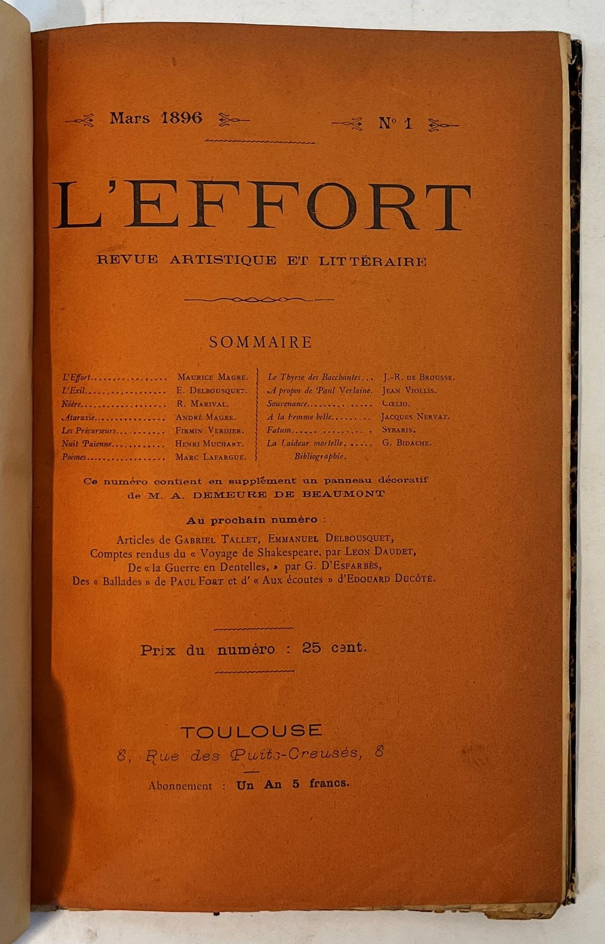 L'EFFORT
Revue artistique et littéraire
N° 1, mars 1896-n° 25, mars 1898. Il manque le n° 26 (avril 1898) et dans le n° 1, comme à presque tous les exemplaires, le panneau décoratif de A. Demeure de Beaumont. Toulouse, Directeur : Maurice Magre. Textes de Pascal Delga, E. Delmousquet, André Fontainas, Charles Guérin, A.-F. Herold, Gustave Kahn, Tristan Klingsor, Marc Lafargue, André Magre, Maurice Magre, Ephraïm Mikhael, H. Muchart, Edmond Pilon, Pierre Quillard, Henri de Régnier, Laurent Tailhade, Jean de Tinan, Frantz Toussaint, Jean Viollis. 25 numéros en 20 livraisons en 2 vol. in-8 reliés (les n° 23-24 et 25 sont brochés). Joint : - 1 L.A.S. de Maurice Magre à Charles Guérin (s.d. [1896]) ; - 1 L.A.S. de Jean Viollis à un correspondant non identifié (mars 1896) ; - La plaquette : Poèmes des Mois : Almanach pour 1898 par les poètes de L'Effort, avec un envoi de Jean Viollis à Léon Deschamps. Il manque le n° 4 de la Revue historique et littéraire du Languedoc (novembre 1944), qui refait l'histoire de L'Effort.
Maurice Magre définit ainsi son ambition, dès le 1er numéro de L'Effort : " Nous fondons une Revue pour écrire selon notre âme, marcher librement à la conquête de notre rêve d'existence. [...] Notre Revue sera libre, c'est-à-dire qu'elle ne relèvera d'aucune école, qu'elle sera simplement l'organe d'esprits différents se développant chacun dans leur sens, suivant leur personnalité. [...] "