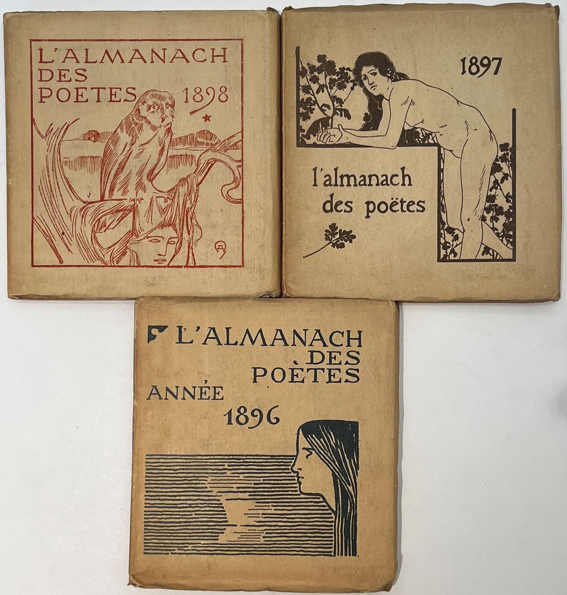 L'ALMANACH DES POÈTES
3 volumes : 1896, 1897 et 1898. Paris, Éditions du Mercure de France, Publié sous la direction de M. Robert de Souza. Volume 1 : Textes de André Fontainas, André Gide, A.-Ferdinand Herold, Gustave Kahn, Albert Mockel, Henri de Régnier, Adolphe Retté, Saint-Pol Roux, Robert de Souza, Charles van Lerberghe, Émile Verhaeren, Francis Vielé-Griffin, Dessins de Auguste Donnay ; Volume 2 : Textes de André Fontainas, André Gide, A.-Ferdinand Herold, Francis Jammes, Gustave Kahn, Camille Mauclair, Stuart Merrill, Albert Mockel, Henri de Régnier, Robert de Souza, Émile Verhaeren, Francis Vielé-Griffin, Dessins de Armand Rassenfosse ; Volume 3 : Textes de Henri Ghéon, A.-Ferdinand Herold, Francis Jammes, Tristan Klingsor, Camille Mauclair, Stuart Merrill, Georges Rodenbach, Albert Saint-Paul, Saint-Pol Roux, Robert de Souza, Charles van Lerberghe, Francis Vielé-Griffin, Dessins de Auguste Donnay. Collection complète. 3 vol. in-16 carré brochés sous emboîtage. Notes manuscrites de Vasseur (4 ff.). Joint : - 1 L.A.S. (6 p., avril 1898) de Stuart Merrill à Alfred Vallette (dans le n° de 1898).