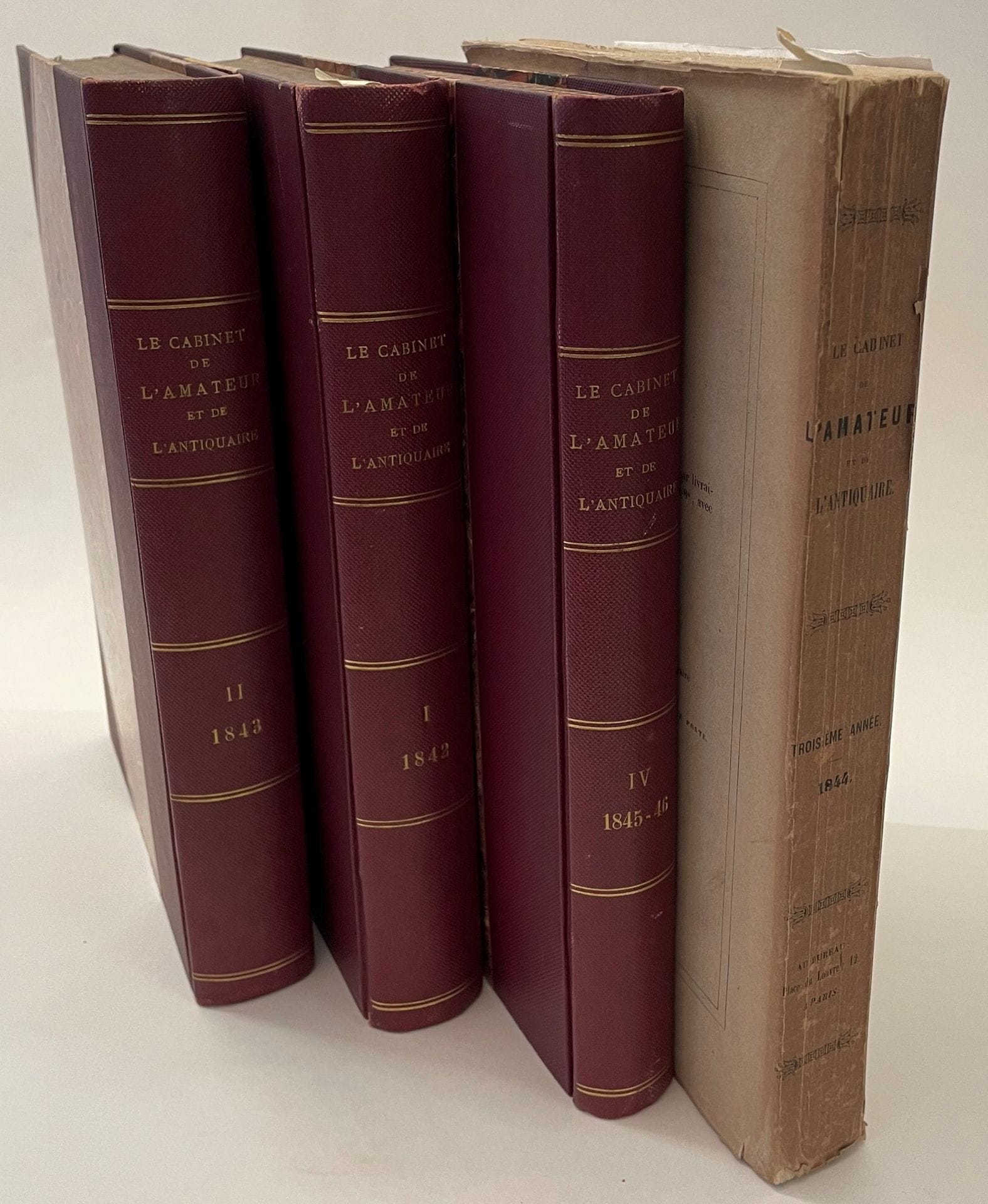 LE CABINET DE L'AMATEUR ET DE L'ANTIQUAIRE
Antiquité et numismatique - Tableaux et estampes anciennes, Objets d'art et de curiosité
1842-1846. Paris, Au Bureau de la revue. Textes de Albrecht Durer, Théophile Gautier, Arsène Houssaye, Jules Janin, Prosper Mérimée, Gérard de Nerval, Eugène Piot, Victor Schœlcher, etc. Eaux-fortes originales de Théodore Chassériau, Eugène Delacroix, E. Vattier, etc. 3 vol. in-8 reliés et 1 vol. in-8 broché. Notes manuscrites de Vasseur (2 ff.). Manque la planche d'Ernest Meissonier : " Le Fumeur " (qui manque dans la presque totalité des exemplaires). Quelques rousseurs.