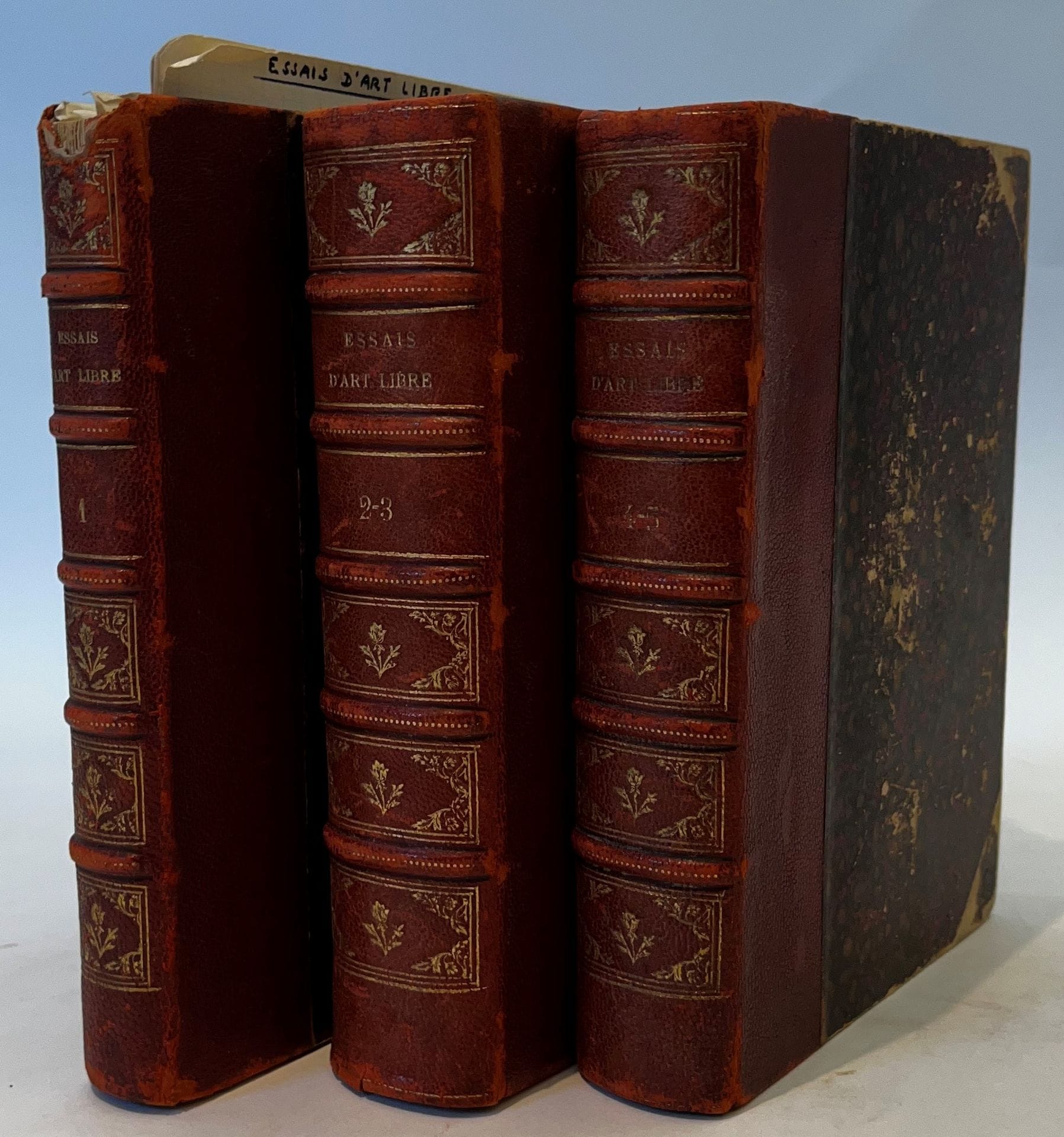 ESSAIS D'ART LIBRE
Revue mensuelle
N° 1, février 1892-n° 38, août-septembre-octobre 1894. Paris, E. Girard Éditeur, Directeur : Edmond Coutances [E. Girard], puis Remy de Gourmont et Paul-Napoléon Roinard, Secrétaire de la rédaction : Charles-Henry Hirsch. Textes de G.-Albert Aurier, Henry Bérenger, Karl Boës, Louis Dumur, Léon-Paul Fargue, Paul Fort, Paul Gauguin, Charles-Henry Hirsch, Alfred Jarry, Camille Mauclair, Remy de Gourmont, Henri Mazel, Charles Morice, Hugues Rebell, Paul-Napoléon Roinard, Saint-Pol Roux, etc. Collection complète. 38 numéros en 22 livraisons en 3 vol. in-12 reliés (plats frottés). Notes manuscrites de Vasseur (16 ff.). Joint : - La fiche du catalogue de l'exposition Jarry pour laquelle A. Vasseur avait prêté le présent exemplaire ; - 1 portrait de G.-Albert Aurier ; - 1 coupure de presse avec un article de Paul-Napoléon Roinard (15 novembre 1893).