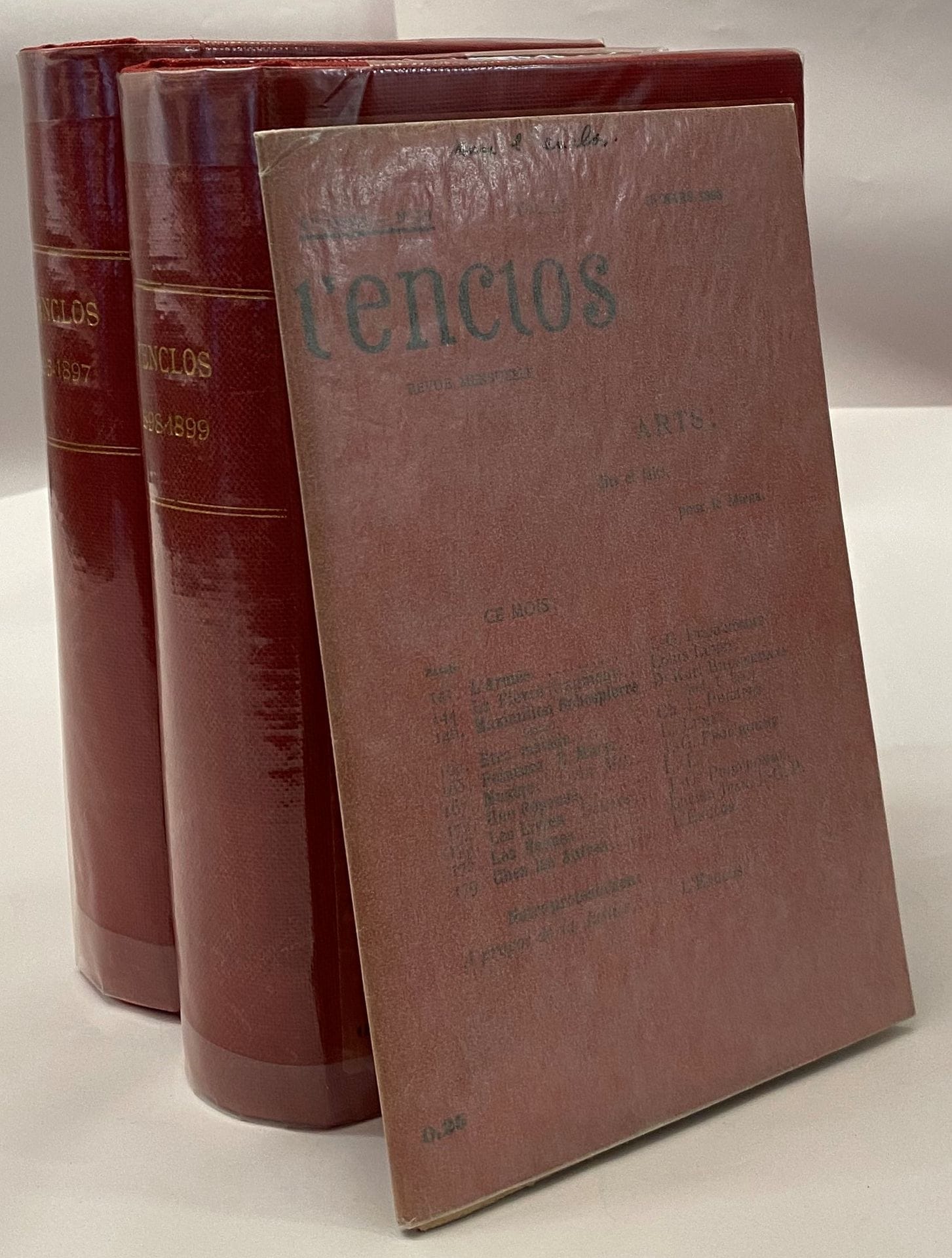L'ENCLOS
N° 1, avril 1895-n° 36 / 37, janvier-février 1899. Le n° 19 est en double. Paris, Administrateurs : Franck Vincent, Henri Salmon, Secrétaire : Louis Lumet. Textes de Jean Baffier, Karl Brunnemann, Léon Frapié, René Ghil, Lucien Jean, Albert Lantoine, Hugues Lapaire, Louis Lumet, Charles Marx, Fernand Pelloutier, Charles-Louis Philippe, J.-G. Prodhomme, Léon Riotor. Collection complète. 37 numéros en 32 livraisons en 2 vol. in-12 reliés (couvertures conservées). Exemplaires fragiles (papier acide). Notes manuscrites de Vasseur (8 ff.). Joint : - Portrait de Charles-Louis Philippe par Ch. Guérin, extrait du n° 14 (15 février 1910) de La NRF consacrée à Charles-Louis Philippe ; - Portrait de Fernand Pelloutier (couverture du fascicule Portraits d'hier, octobre 1909) ; - 1 L.D.S. de Monique Kuntz (Bibliothèque de la ville de Vichy) à André Vasseur (18 mai 1973) ; - 1 article signé Jean Gaulmier : " Notes sur les poèmes inédits de Charles-Louis Philippe " (deux des poèmes mentionnés ont paru dans L'Enclos) ; - 1 plaquette de Gustave Geffroy : " Musée du soir " (il en est question dans L'Enclos) ; - 1 portrait de Gustave Geffroy ; - 1 article de Roger Giron sur Fernand Pelloutier (Le Figaro, 24 janvier 1968).
Petite revue d'inspiration libertaire, luttant pour " l'émancipation du peuple par lui-même ", luttant aussi pour l'éducation artistique du peuple, elle était distribuée gratuitement et ne subsistait que par le soutien financier de quelques lecteurs. Très rare complet.
