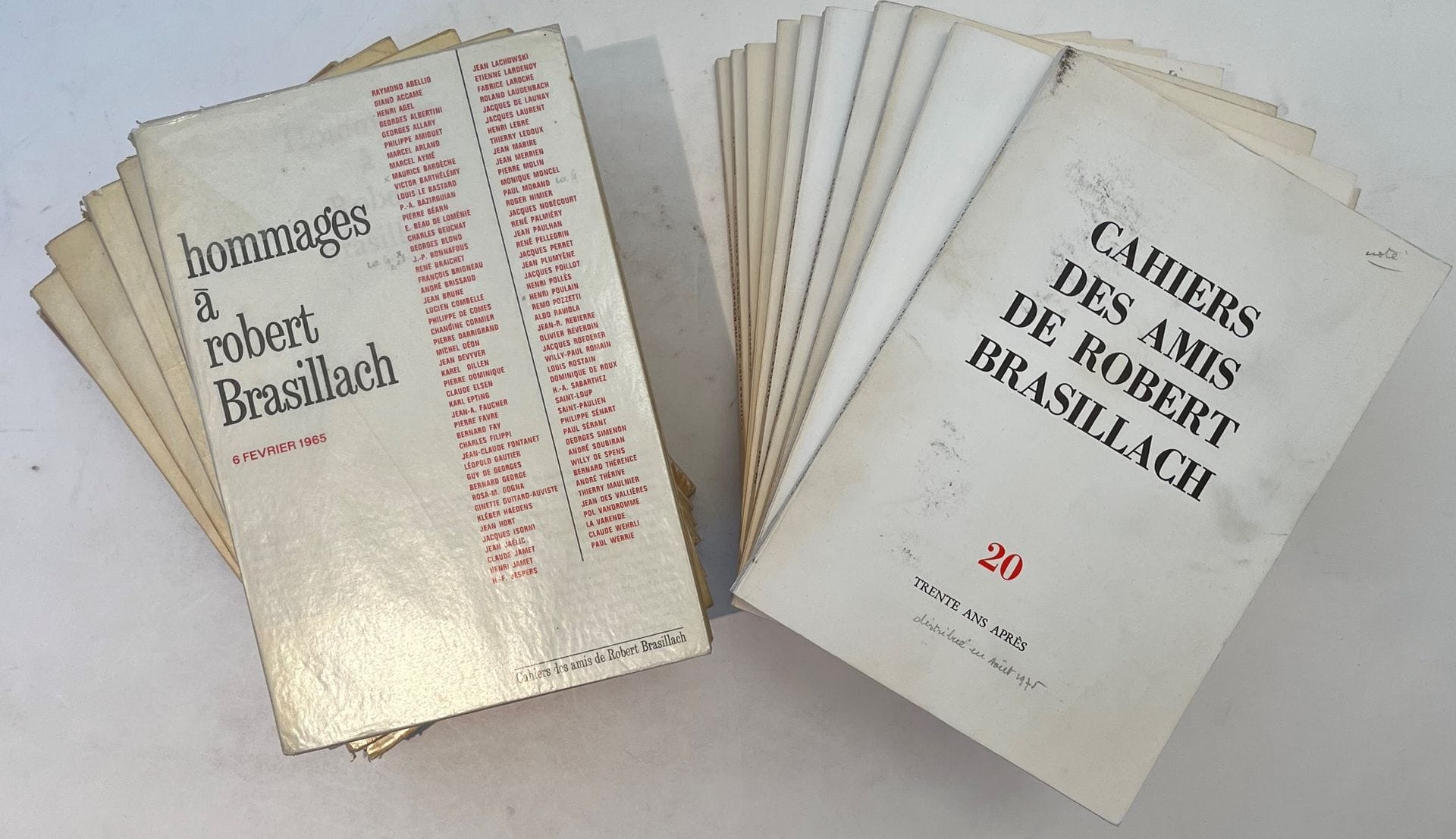 CAHIERS DES AMIS DE ROBERT BRASILLACH
N° 1, June 1950-N° 20, February 1975. Lausanne, Editor: Pierre Favre. Texts by Jean Anouilh, Marcel Aymé, Maurice Bardèche, Henri Béraud, Georges Blond, Robert Brasillach, André Brissaud, René Clair, Bernard de Fallois, Pierre Favre, Jacques Isorni, Paul Léautaud, Henri Massis, Thierry Maulnier, Paul Morand, Roger Nimier, Jean Paulhan, Marius Richard, Armand Robin, Pol Vandrome, etc. 20 issues in 19 in-8 paperbacks. Joint: - 1 original photo of Brasillach's house in Sens (cliché Jean Loize).