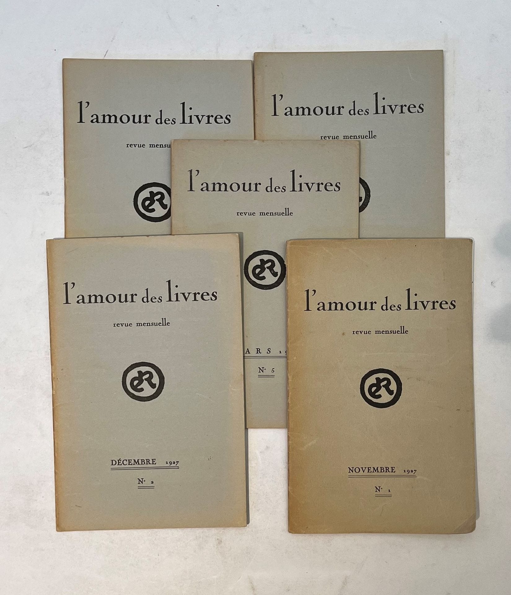 L'AMOUR DES LIVRES
Monthly magazine
No. 1, November 1927-No. 5, March 1928. Paris, Librairie Eugène Rey, Sole editor: Jacques Nargaud [Alfred Pouthier]. 5 issues in 5 in-12 paperbacks. Handwritten notes by Vasseur (2 ff.). Joint : - 1 L.D.S. from Joseph Bollery (1966) to André Vasseur.