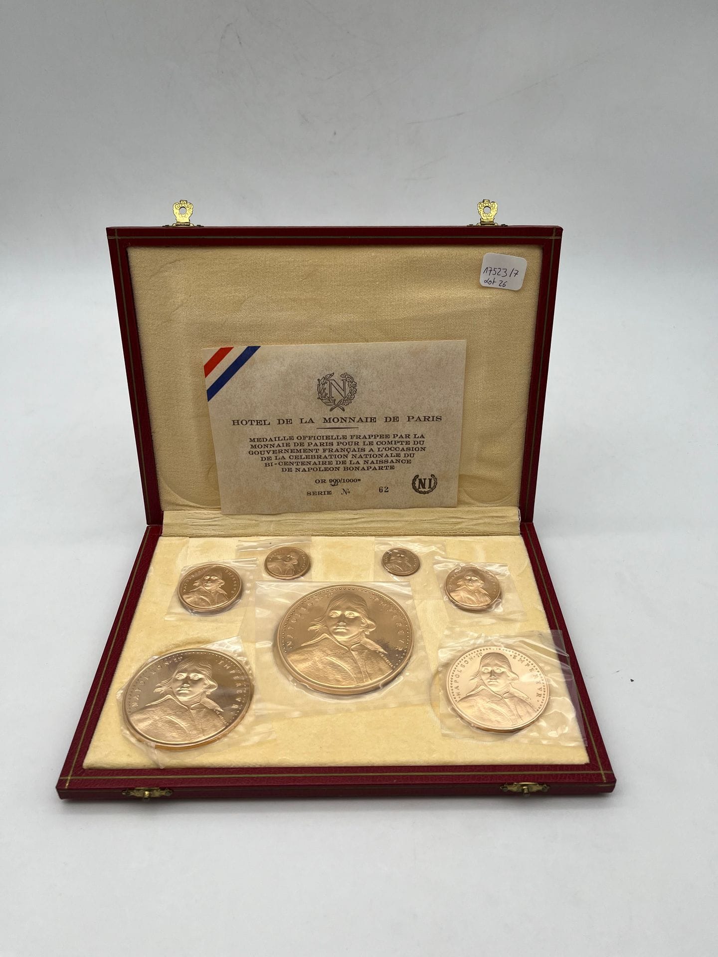 Lot 26 / 7 
Box struck by the Monnaie de Paris to mark the bicentenary of Napoleon's birth, containing 7 gold coins. Weight: 252.2 g
Judicial fees: 14.28% inc.