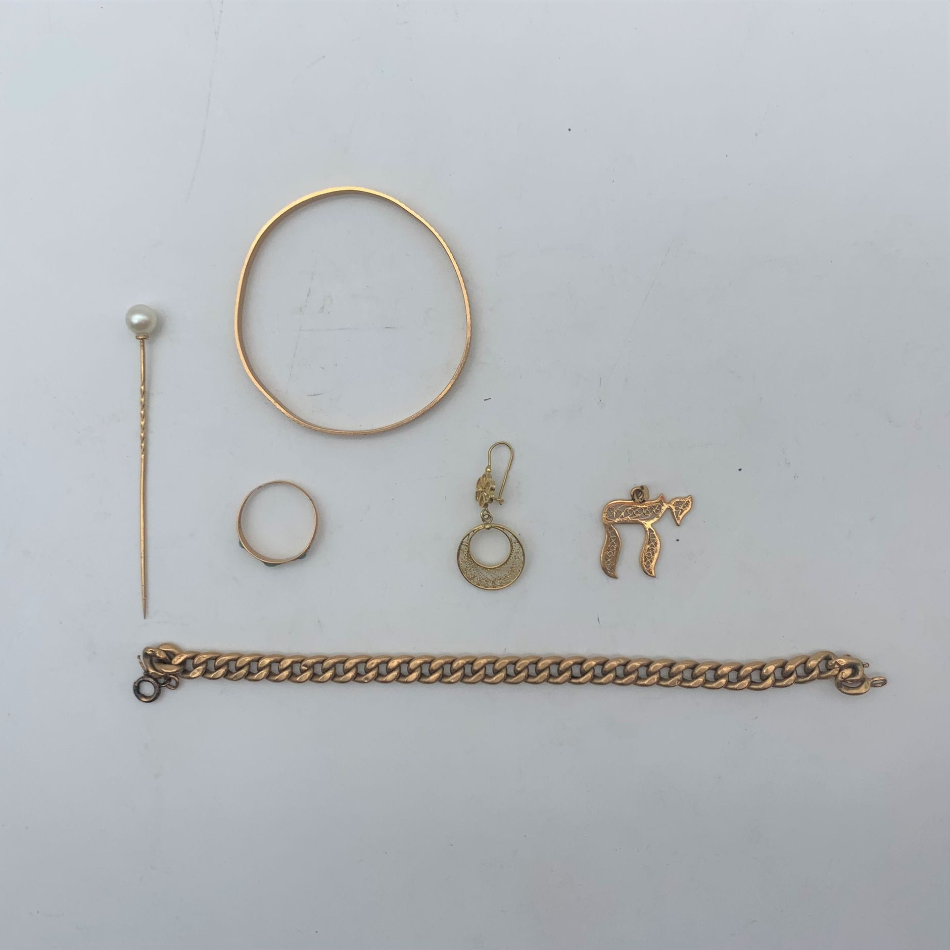 Lot 46 / 17 
Lot de bijoux et bri d'or. Poids brut : 23 g
Frais judiciaire : 14,28 % TTC