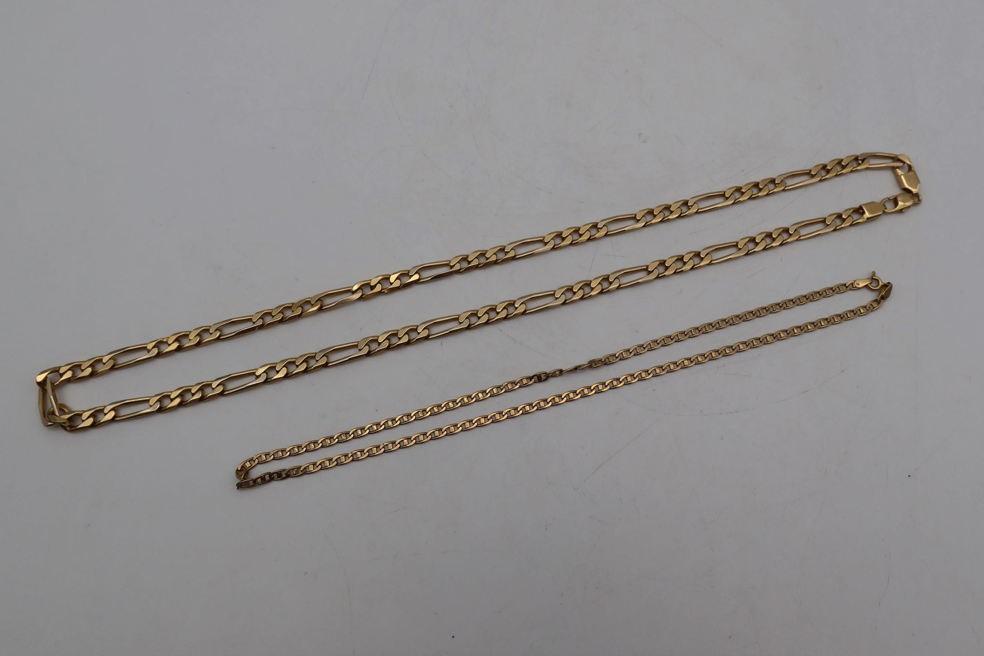 Set of 2 necklaces in 18 K gold, one with curb chain links, the other with flat anchors.

Weight: 72.5 g
Buyer's fees for gold coins and lots: 9.6% incl. VAT - 8% excl.